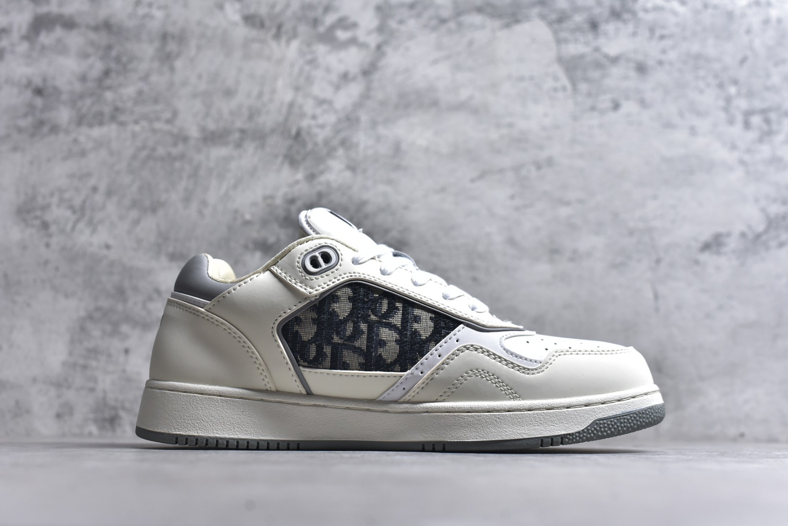 图片[3]-#DIOR B27 Low \’Dior Oblique Galaxy 迪奥 低帮 黑色 牛皮织物徽标印花低邦休闲板鞋 这款B27低帮运动鞋是该系列新品，延续Dior的经典款式。采用灰色光滑牛皮革精心制作，侧面饰以米色和黑色Obliquex印花镶片；\”CD Lcons\”造型的鞋带孔眼巧妙精致，双色橡胶鞋底、后侧鞋口和鞋跟处均带有品牌标志性细节，提升格调。时尚百搭，可为各式造型增光添彩。 货号：3SN272ZIR16536 尺码：38 39 40 41 42 43 44 45 46-选品中心