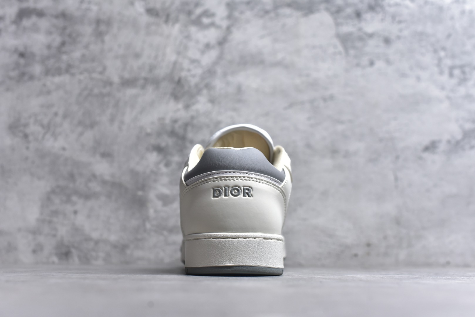 图片[5]-#DIOR B27 Low \’Dior Oblique Galaxy 迪奥 低帮 黑色 牛皮织物徽标印花低邦休闲板鞋 这款B27低帮运动鞋是该系列新品，延续Dior的经典款式。采用灰色光滑牛皮革精心制作，侧面饰以米色和黑色Obliquex印花镶片；\”CD Lcons\”造型的鞋带孔眼巧妙精致，双色橡胶鞋底、后侧鞋口和鞋跟处均带有品牌标志性细节，提升格调。时尚百搭，可为各式造型增光添彩。 货号：3SN272ZIR16536 尺码：38 39 40 41 42 43 44 45 46-选品中心