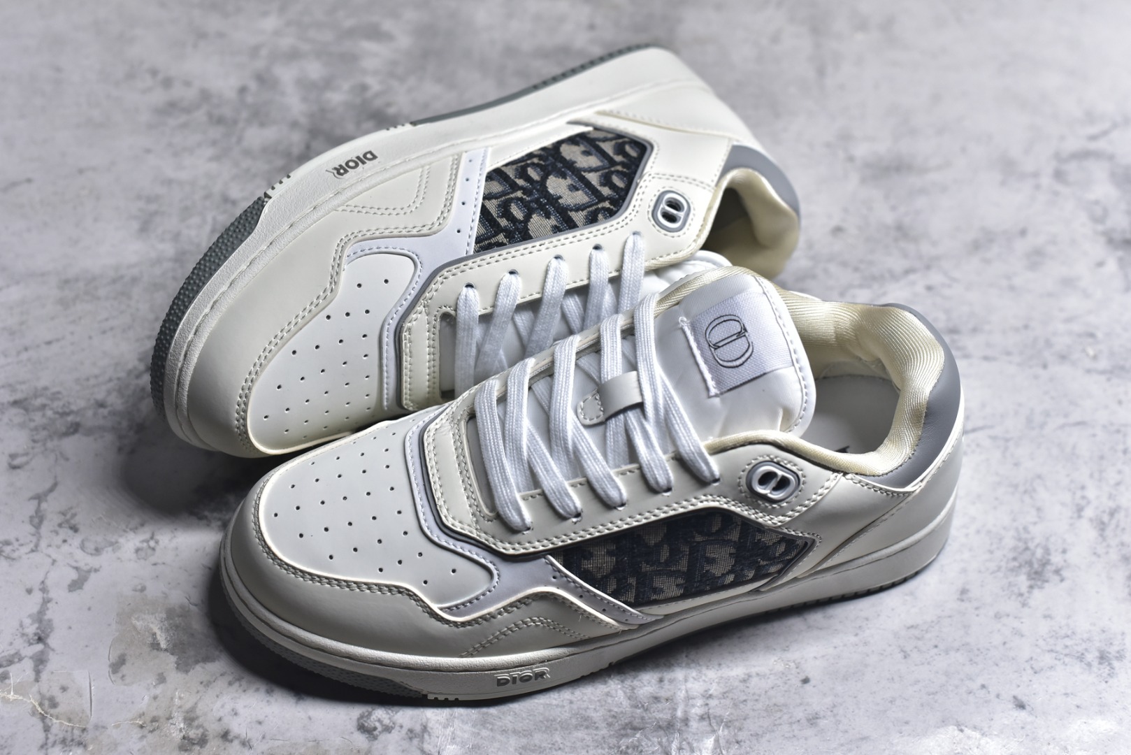 图片[7]-#DIOR B27 Low \’Dior Oblique Galaxy 迪奥 低帮 黑色 牛皮织物徽标印花低邦休闲板鞋 这款B27低帮运动鞋是该系列新品，延续Dior的经典款式。采用灰色光滑牛皮革精心制作，侧面饰以米色和黑色Obliquex印花镶片；\”CD Lcons\”造型的鞋带孔眼巧妙精致，双色橡胶鞋底、后侧鞋口和鞋跟处均带有品牌标志性细节，提升格调。时尚百搭，可为各式造型增光添彩。 货号：3SN272ZIR16536 尺码：38 39 40 41 42 43 44 45 46-选品中心