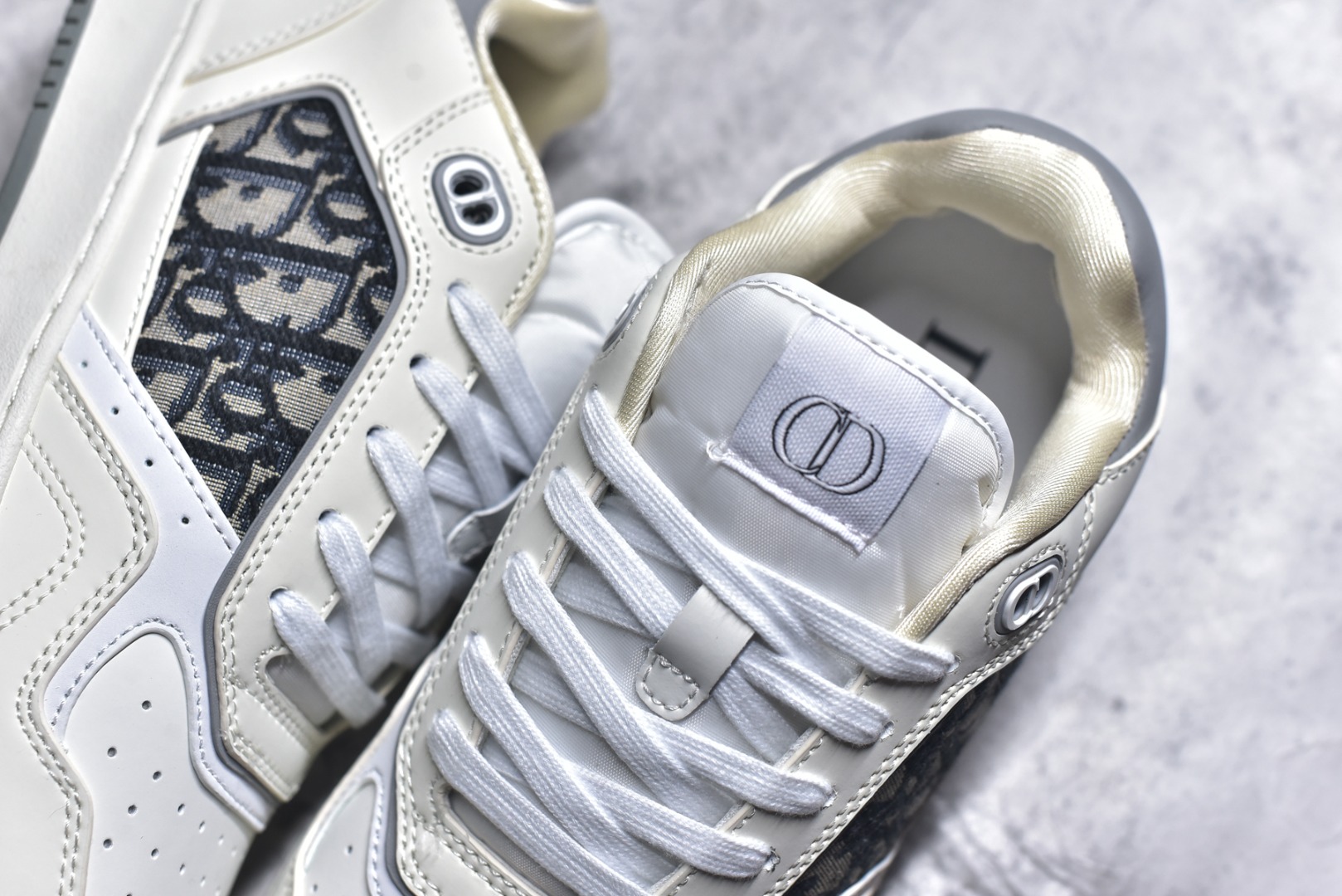 图片[9]-#DIOR B27 Low \’Dior Oblique Galaxy 迪奥 低帮 黑色 牛皮织物徽标印花低邦休闲板鞋 这款B27低帮运动鞋是该系列新品，延续Dior的经典款式。采用灰色光滑牛皮革精心制作，侧面饰以米色和黑色Obliquex印花镶片；\”CD Lcons\”造型的鞋带孔眼巧妙精致，双色橡胶鞋底、后侧鞋口和鞋跟处均带有品牌标志性细节，提升格调。时尚百搭，可为各式造型增光添彩。 货号：3SN272ZIR16536 尺码：38 39 40 41 42 43 44 45 46-选品中心