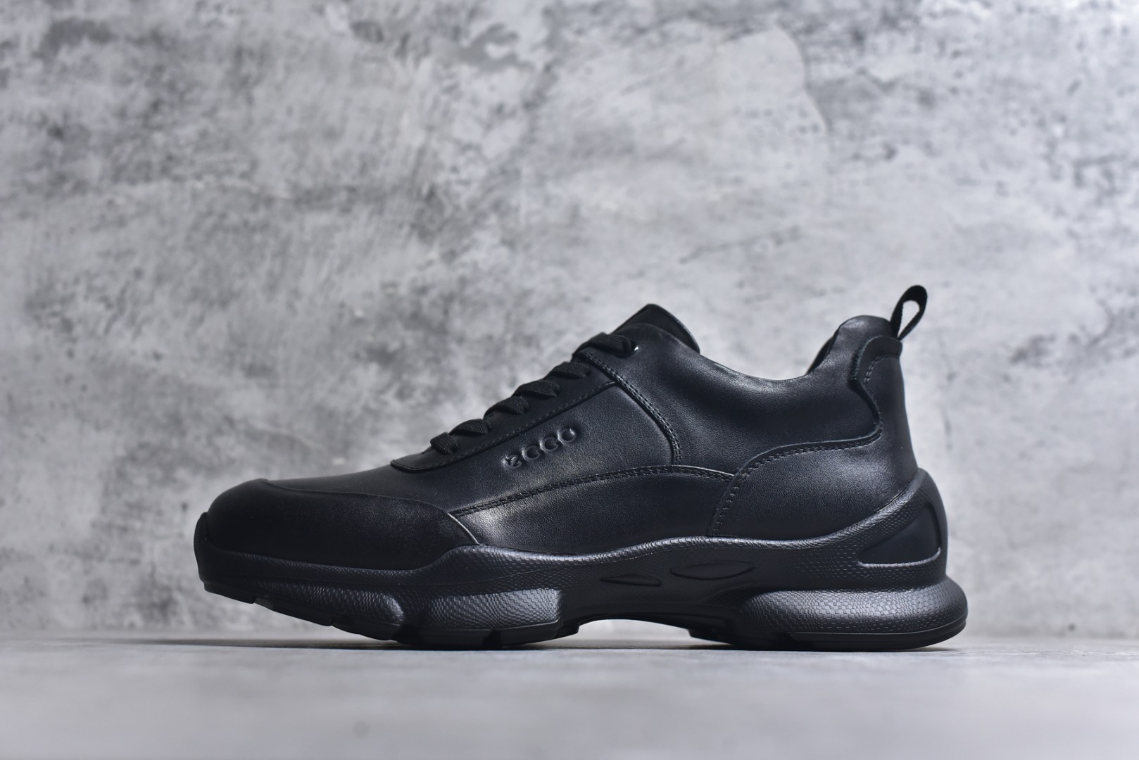 #Ecco 爱步 正装休闲系列男士套脚鞋 #版型简约大气耐看 精选头层小牛皮 皮面超软 纹理清晰 细腻 质感强 穿着舒适 档次高 便捷鞋带 套脚即穿 橡胶软底 天然橡胶 抗震防滑 耐磨耐折 轻便舒适 车线加固 软底软面 脚感一流真材实料 免检品质 质量保证 货号：882517-01001 尺码：38 39 40 41 42 43 44 皮鞋码-选品中心