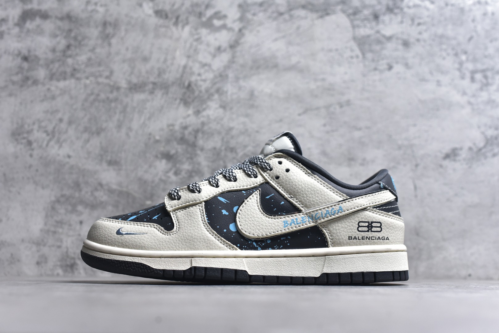 #海外爆款限量发售！高端定制Nike SB Dunk Low “巴黎世家联名------米白蓝双沟” 高端定制 低帮休闲板鞋 定制鞋盒 大厂纯原品质出货 超高清洁度 皮料切割干净无任何毛边 细节完美 货号：DD1988-007 尺码：36 36.5 37.5 38 38.5 39 40 40.5 41 42 42.5 43 44 44.5 45-选品中心