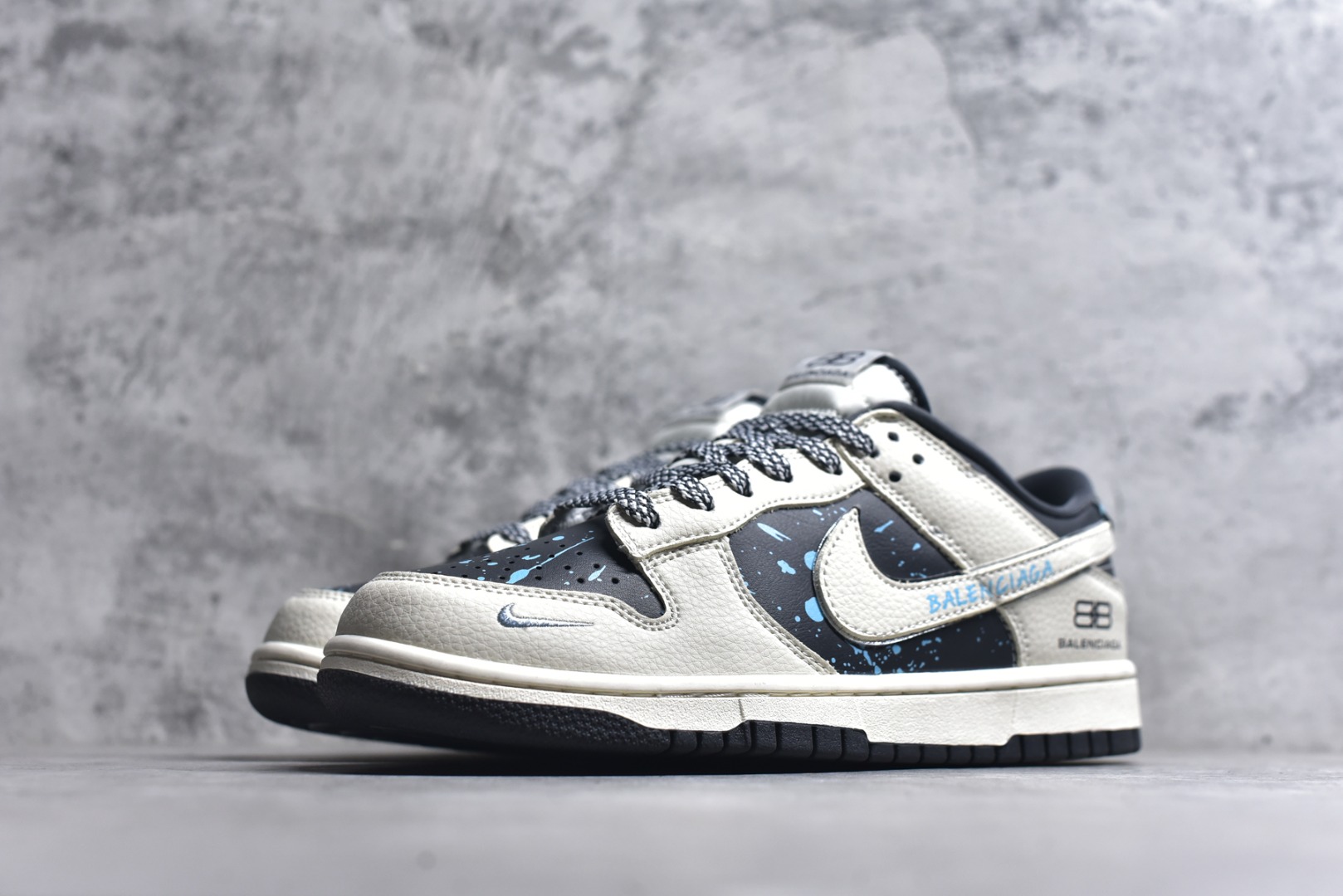 图片[2]-#海外爆款限量发售！高端定制Nike SB Dunk Low “巴黎世家联名——米白蓝双沟” 高端定制 低帮休闲板鞋 定制鞋盒 大厂纯原品质出货 超高清洁度 皮料切割干净无任何毛边 细节完美 货号：DD1988-007 尺码：36 36.5 37.5 38 38.5 39 40 40.5 41 42 42.5 43 44 44.5 45-选品中心
