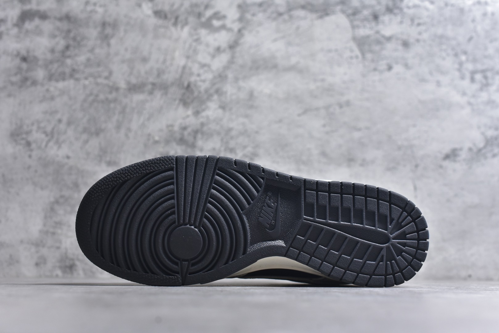 图片[6]-#海外爆款限量发售！高端定制Nike SB Dunk Low “巴黎世家联名——米白蓝双沟” 高端定制 低帮休闲板鞋 定制鞋盒 大厂纯原品质出货 超高清洁度 皮料切割干净无任何毛边 细节完美 货号：DD1988-007 尺码：36 36.5 37.5 38 38.5 39 40 40.5 41 42 42.5 43 44 44.5 45-选品中心