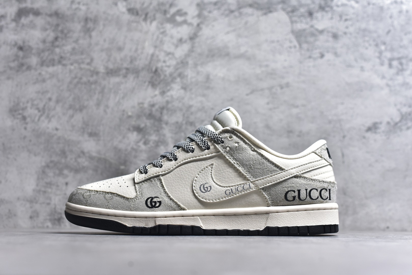 #海外爆款限量发售！Nike SB Dunk Low“ 古驰联名—米黑牛仔布” 周年高端定制 低帮休闲板鞋 定制鞋盒 大厂纯原品质出货 超高清洁度 皮料切割干净无任何毛边 细节完美 货号：JP1628-077 尺码：36 36.5 37.5 38 38.5 39 40 40.5 41 42 42.5 43 44 44.5 45-选品中心