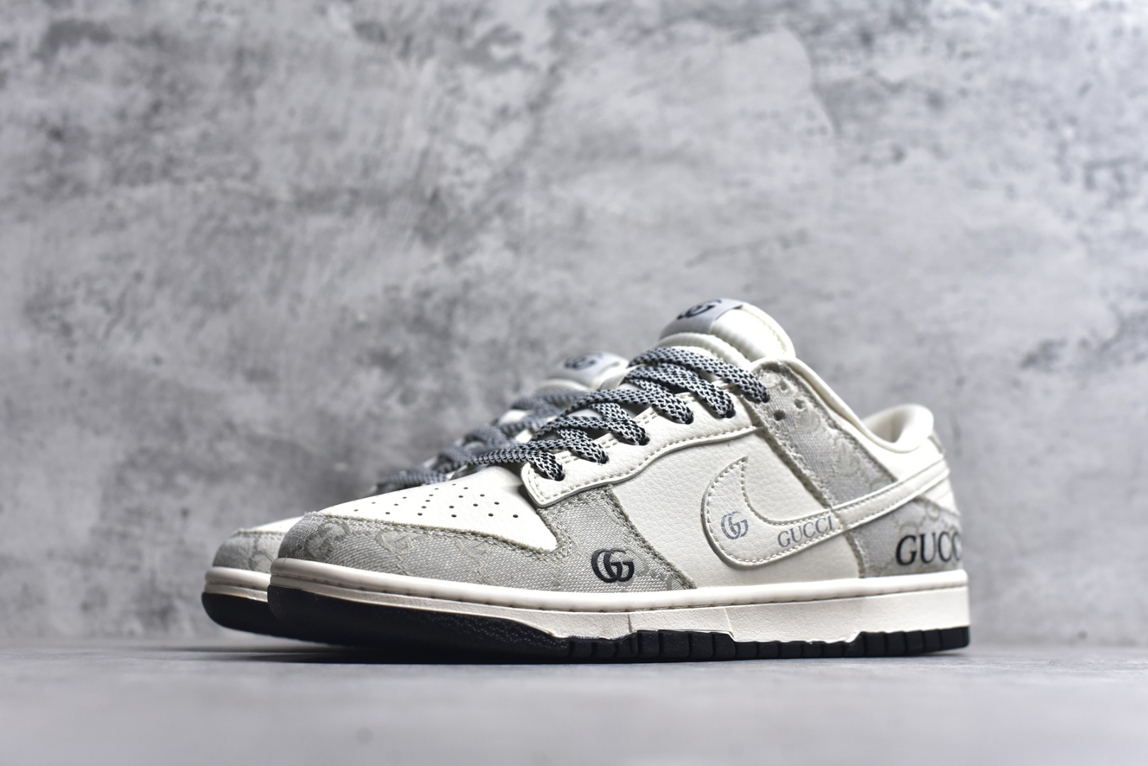 图片[2]-#海外爆款限量发售！Nike SB Dunk Low“ 古驰联名—米黑牛仔布” 周年高端定制 低帮休闲板鞋 定制鞋盒 大厂纯原品质出货 超高清洁度 皮料切割干净无任何毛边 细节完美 货号：JP1628-077 尺码：36 36.5 37.5 38 38.5 39 40 40.5 41 42 42.5 43 44 44.5 45-选品中心