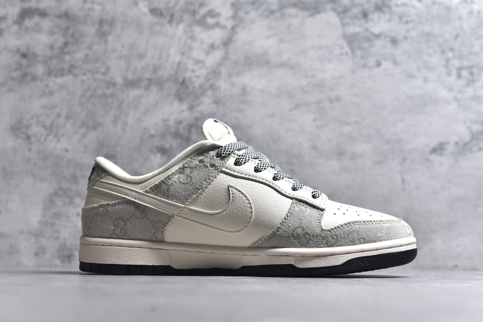图片[3]-#海外爆款限量发售！Nike SB Dunk Low“ 古驰联名—米黑牛仔布” 周年高端定制 低帮休闲板鞋 定制鞋盒 大厂纯原品质出货 超高清洁度 皮料切割干净无任何毛边 细节完美 货号：JP1628-077 尺码：36 36.5 37.5 38 38.5 39 40 40.5 41 42 42.5 43 44 44.5 45-选品中心