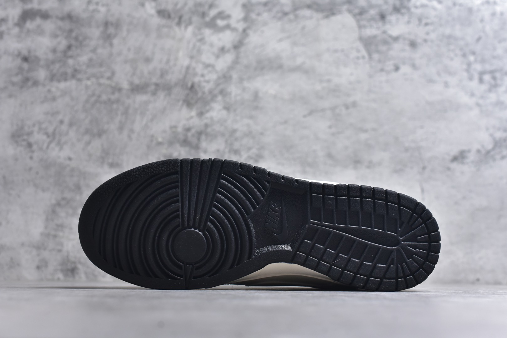 图片[6]-#海外爆款限量发售！Nike SB Dunk Low“ 古驰联名—米黑牛仔布” 周年高端定制 低帮休闲板鞋 定制鞋盒 大厂纯原品质出货 超高清洁度 皮料切割干净无任何毛边 细节完美 货号：JP1628-077 尺码：36 36.5 37.5 38 38.5 39 40 40.5 41 42 42.5 43 44 44.5 45-选品中心