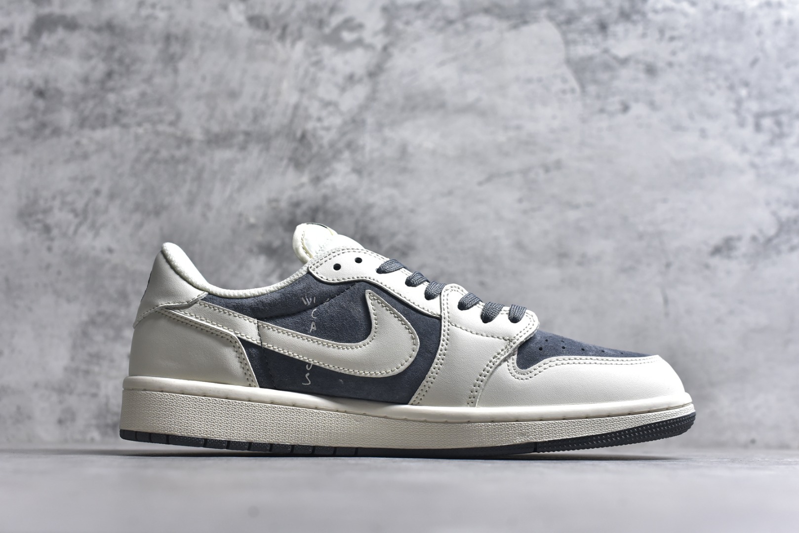 图片[3]-#海外爆款限量发售！Nike Jordan Air Jordan倒勾 “ 北面三方联名——米灰猪八革” 高端定制 低帮 复古 减震 防滑 耐磨 篮球鞋 定制鞋盒 大厂纯原品质出货 超高清洁度 皮料切割干净无任何毛边 细节完美 货号：DM7866-126 尺码：36 36.5 37.5 38 38.5 39 40 40.5 41 42 42.5 43 44 44.5 45-选品中心