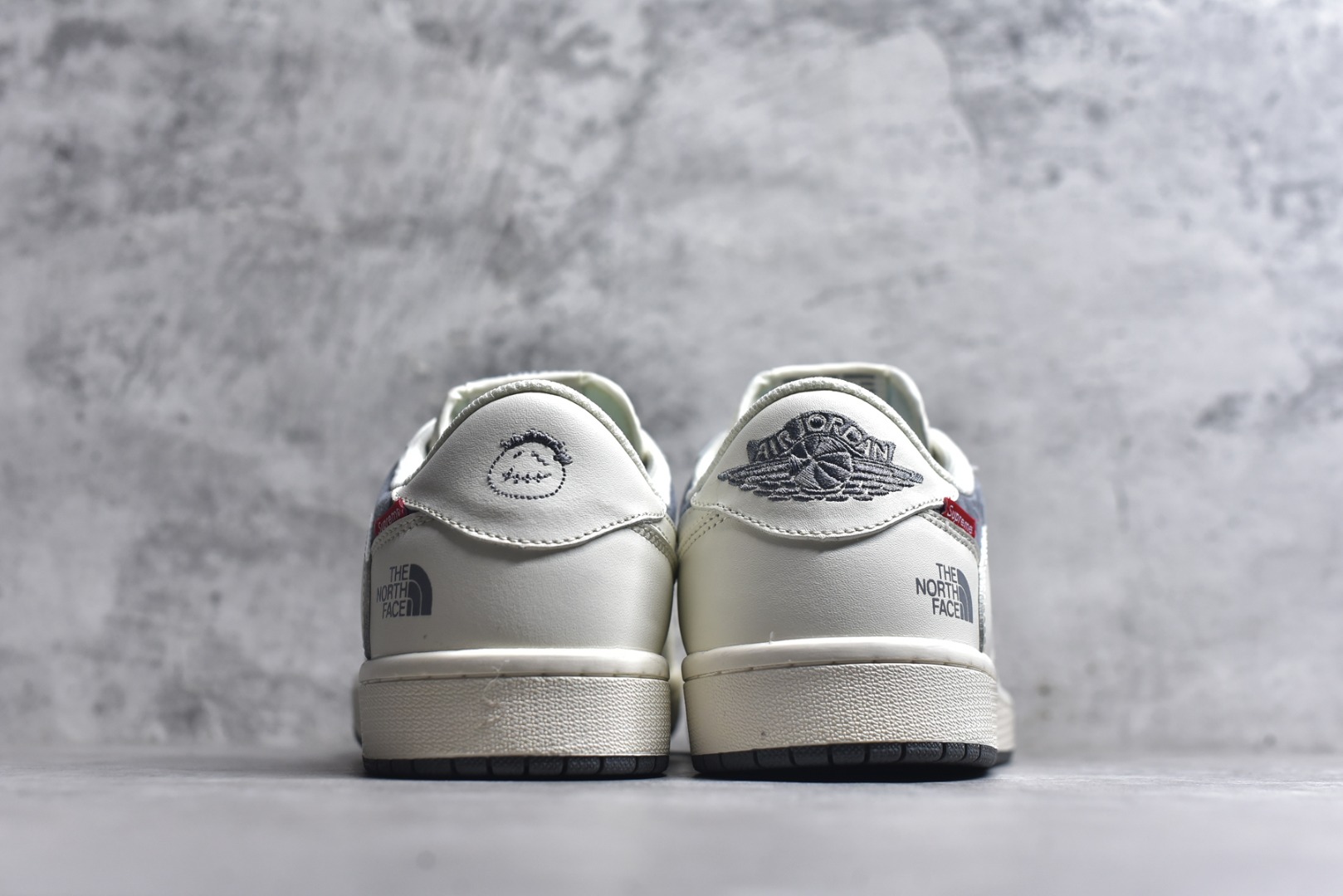 图片[5]-#海外爆款限量发售！Nike Jordan Air Jordan倒勾 “ 北面三方联名——米灰猪八革” 高端定制 低帮 复古 减震 防滑 耐磨 篮球鞋 定制鞋盒 大厂纯原品质出货 超高清洁度 皮料切割干净无任何毛边 细节完美 货号：DM7866-126 尺码：36 36.5 37.5 38 38.5 39 40 40.5 41 42 42.5 43 44 44.5 45-选品中心