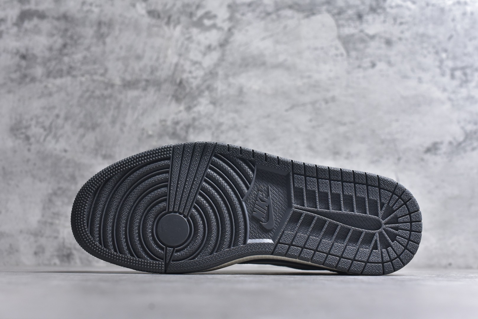 图片[6]-#海外爆款限量发售！Nike Jordan Air Jordan倒勾 “ 北面三方联名——米灰猪八革” 高端定制 低帮 复古 减震 防滑 耐磨 篮球鞋 定制鞋盒 大厂纯原品质出货 超高清洁度 皮料切割干净无任何毛边 细节完美 货号：DM7866-126 尺码：36 36.5 37.5 38 38.5 39 40 40.5 41 42 42.5 43 44 44.5 45-选品中心