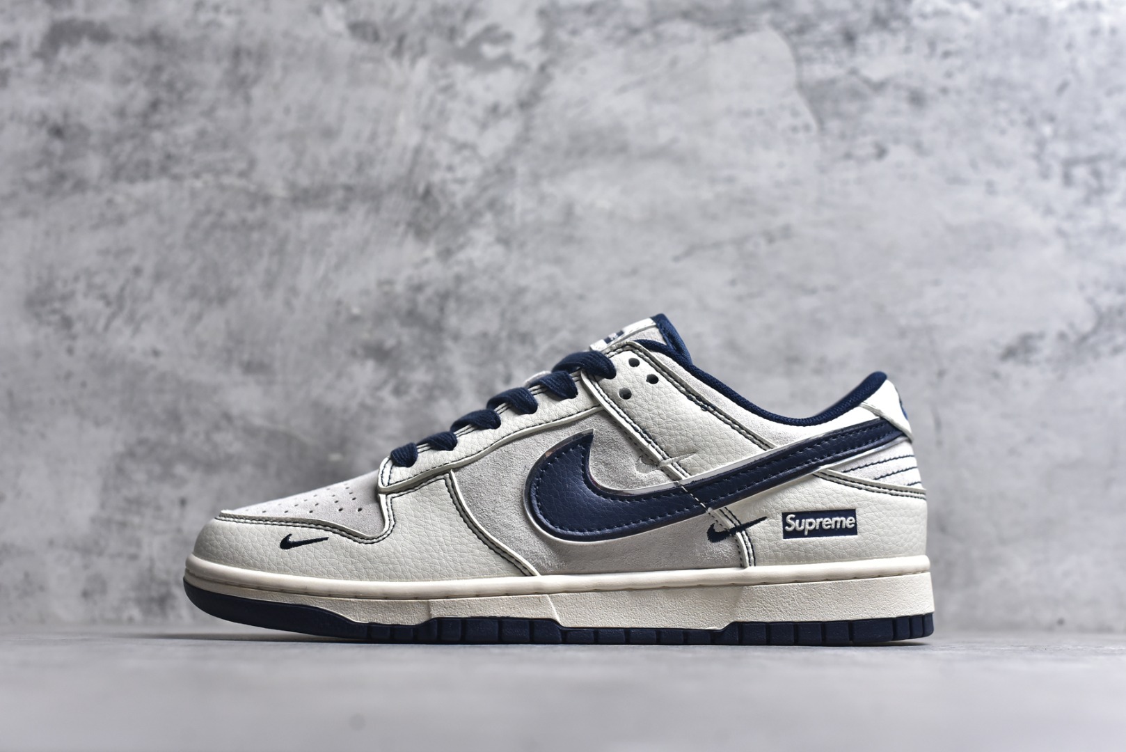 #Nk SB Dunk Low Supreme联名-米蓝双小勾 周年高端定制 低帮休闲板鞋 XX3168-301 #定制鞋盒 大厂纯原品质出货 超高清洁度 皮料切割干净无任何毛边 细节完美 尺码：36 36.5 37.5 38 38.5 39 40 40.5 41 42 42.5 43 44 44.5 45 9.E5-选品中心