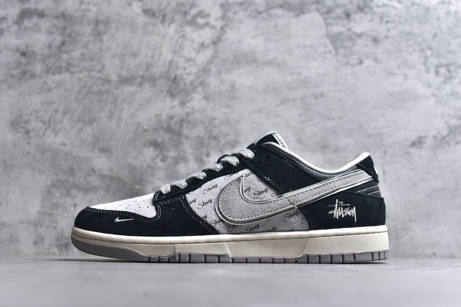 #Nk SB Dunk Low 斯图西联名-黑灰猪八英文 周年高端定制 低帮休闲板鞋 XX3168-008 #定制鞋盒 大厂纯原品质出货 超高清洁度 皮料切割干净无任何毛边 细节完美 尺码：36 36.5 37.5 38 38.5 39 40 40.5 41 42 42.5 43 44 44.5 45 9.E5-选品中心