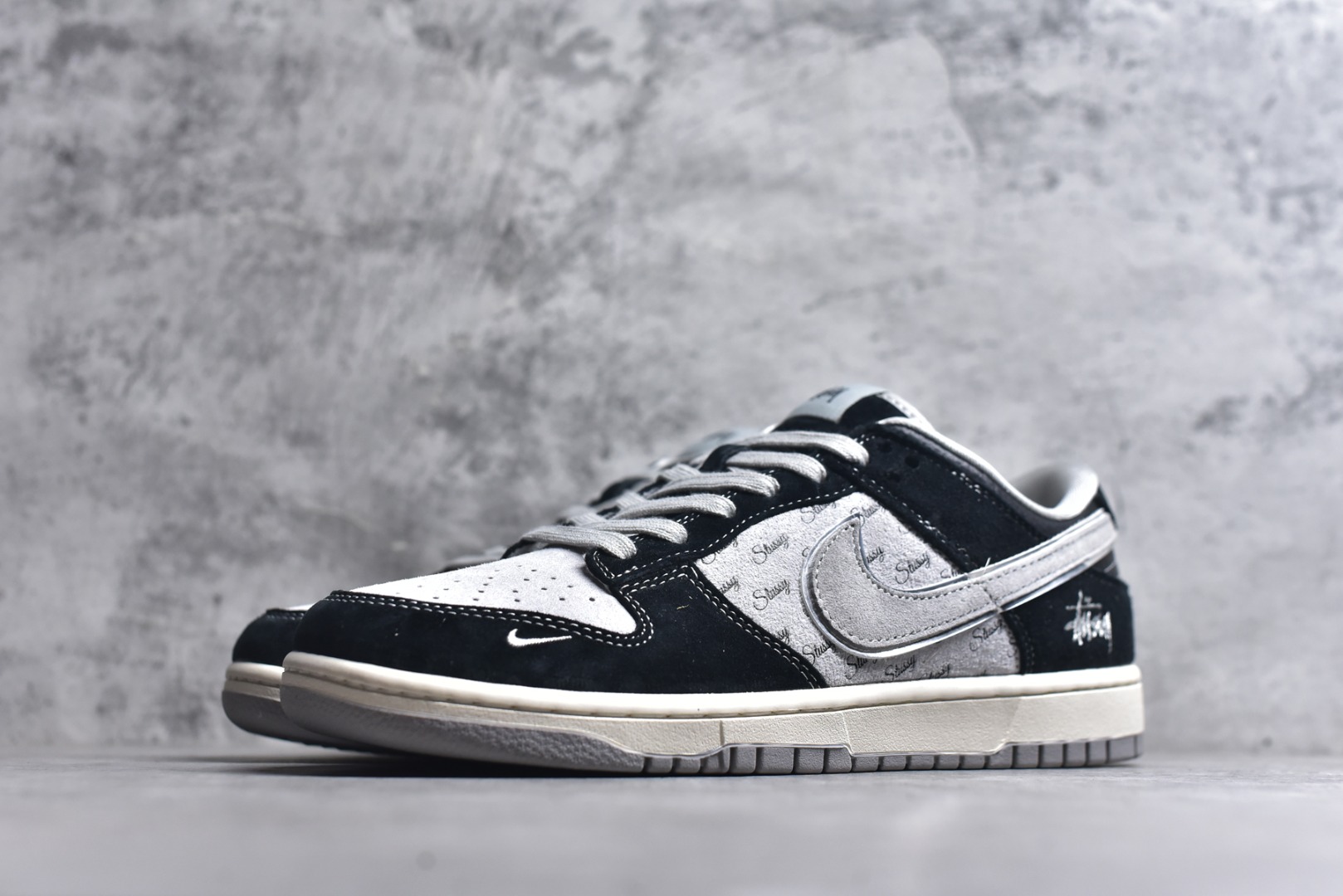 图片[2]-#Nk SB Dunk Low 斯图西联名-黑灰猪八英文 周年高端定制 低帮休闲板鞋 XX3168-008 #定制鞋盒 大厂纯原品质出货 超高清洁度 皮料切割干净无任何毛边 细节完美 尺码：36 36.5 37.5 38 38.5 39 40 40.5 41 42 42.5 43 44 44.5 45 9.E5-选品中心