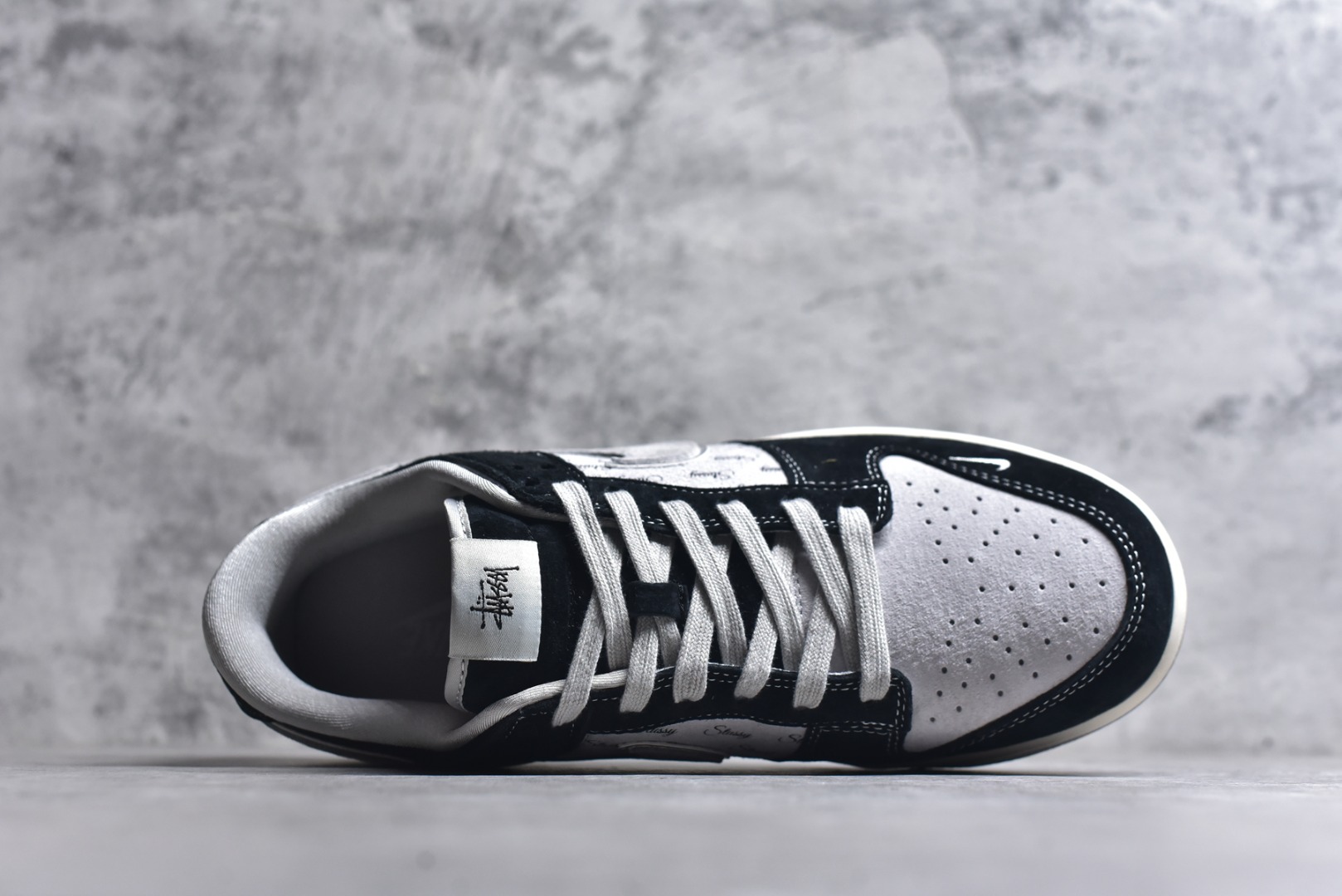 图片[4]-#Nk SB Dunk Low 斯图西联名-黑灰猪八英文 周年高端定制 低帮休闲板鞋 XX3168-008 #定制鞋盒 大厂纯原品质出货 超高清洁度 皮料切割干净无任何毛边 细节完美 尺码：36 36.5 37.5 38 38.5 39 40 40.5 41 42 42.5 43 44 44.5 45 9.E5-选品中心