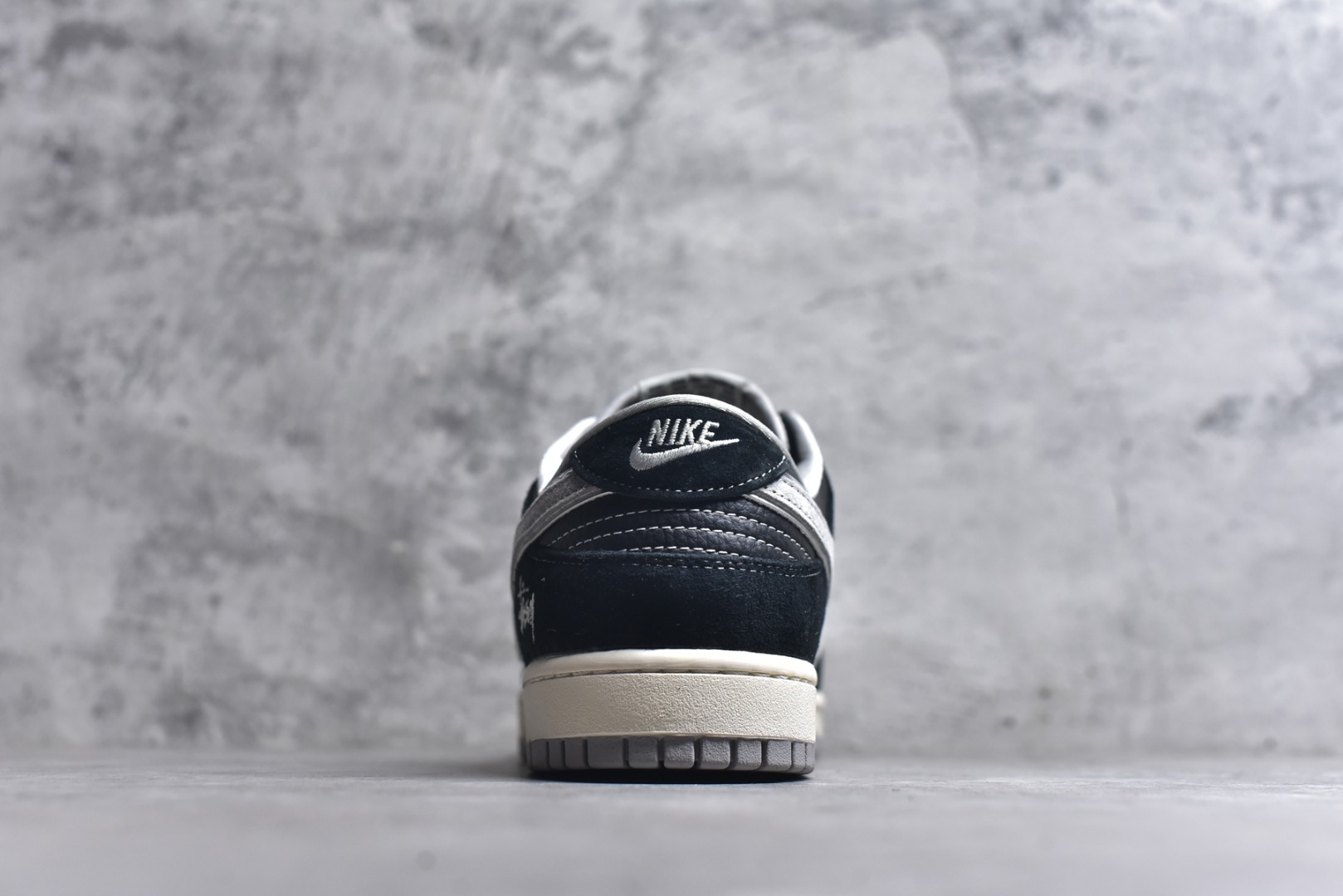 图片[5]-#Nk SB Dunk Low 斯图西联名-黑灰猪八英文 周年高端定制 低帮休闲板鞋 XX3168-008 #定制鞋盒 大厂纯原品质出货 超高清洁度 皮料切割干净无任何毛边 细节完美 尺码：36 36.5 37.5 38 38.5 39 40 40.5 41 42 42.5 43 44 44.5 45 9.E5-选品中心