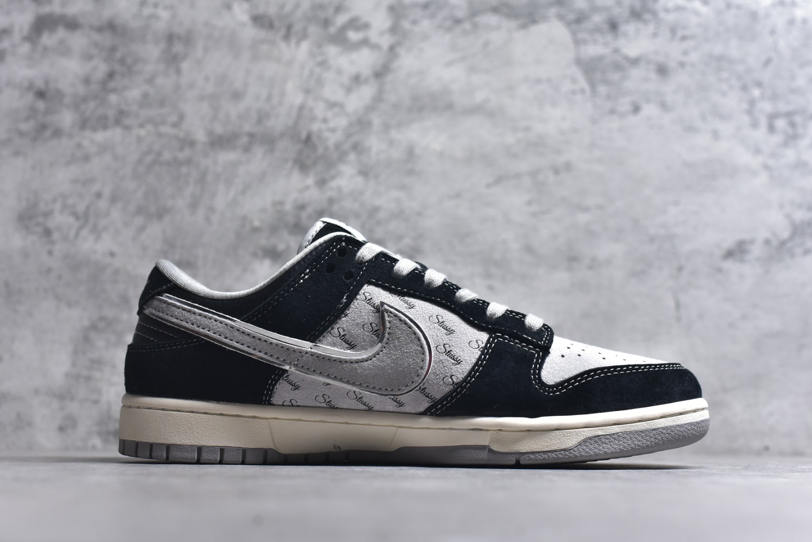 图片[3]-#Nk SB Dunk Low 斯图西联名-黑灰猪八英文 周年高端定制 低帮休闲板鞋 XX3168-008 #定制鞋盒 大厂纯原品质出货 超高清洁度 皮料切割干净无任何毛边 细节完美 尺码：36 36.5 37.5 38 38.5 39 40 40.5 41 42 42.5 43 44 44.5 45 9.E5-选品中心