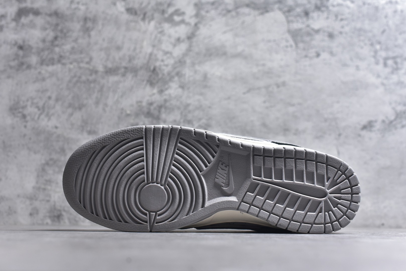 图片[6]-#Nk SB Dunk Low 斯图西联名-黑灰猪八英文 周年高端定制 低帮休闲板鞋 XX3168-008 #定制鞋盒 大厂纯原品质出货 超高清洁度 皮料切割干净无任何毛边 细节完美 尺码：36 36.5 37.5 38 38.5 39 40 40.5 41 42 42.5 43 44 44.5 45 9.E5-选品中心