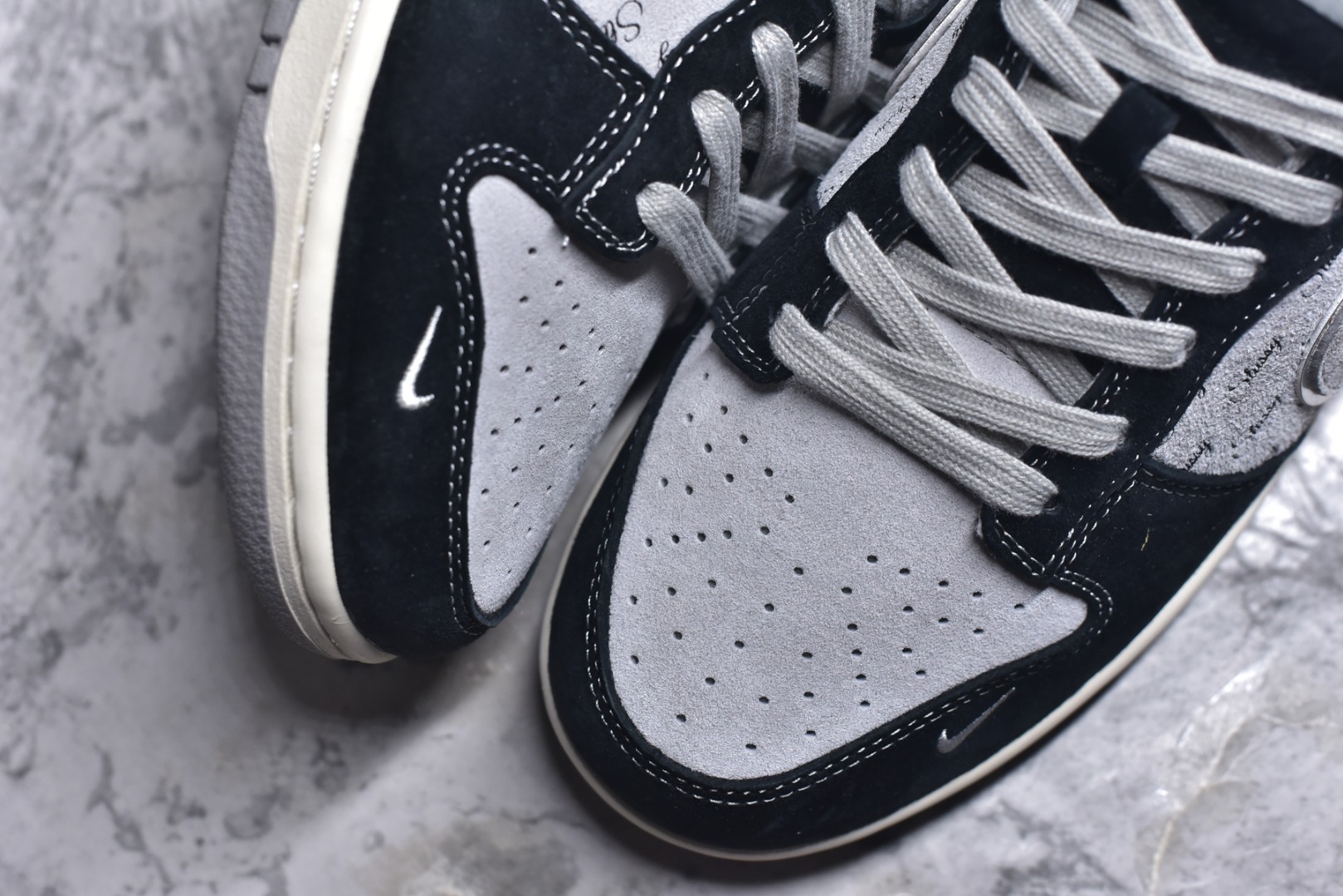 图片[8]-#Nk SB Dunk Low 斯图西联名-黑灰猪八英文 周年高端定制 低帮休闲板鞋 XX3168-008 #定制鞋盒 大厂纯原品质出货 超高清洁度 皮料切割干净无任何毛边 细节完美 尺码：36 36.5 37.5 38 38.5 39 40 40.5 41 42 42.5 43 44 44.5 45 9.E5-选品中心