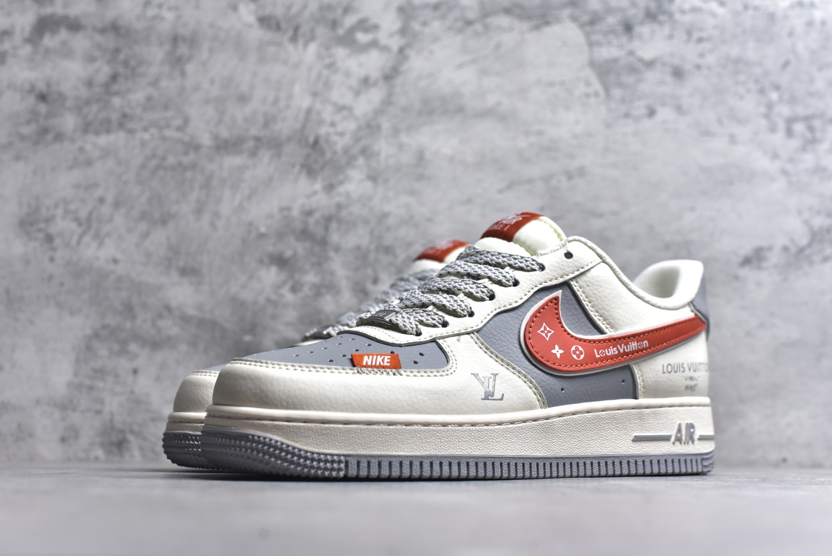 图片[2]-#海外限量发售！公司级NIke Air Force 1 \’07 Low “LV联名-米灰红拼接”空军一号 低帮 运动鞋 休闲鞋 折边针车 工艺难度大 原楦头原纸板 原装鞋盒 定制五金配件 内置全掌气垫 原厂鞋底 货号：JP8028-070 尺码：36 36.5 37.5 38 38.5 39 40 40.5 41 42 42.5 43 44 44.5 45-选品中心
