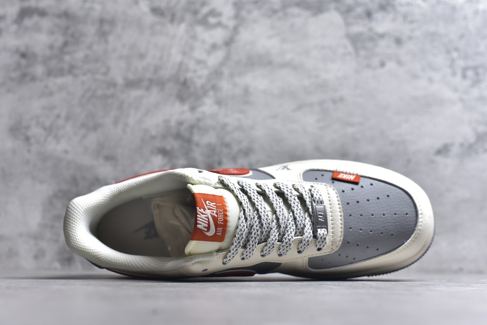 图片[4]-#海外限量发售！公司级NIke Air Force 1 \’07 Low “LV联名-米灰红拼接”空军一号 低帮 运动鞋 休闲鞋 折边针车 工艺难度大 原楦头原纸板 原装鞋盒 定制五金配件 内置全掌气垫 原厂鞋底 货号：JP8028-070 尺码：36 36.5 37.5 38 38.5 39 40 40.5 41 42 42.5 43 44 44.5 45-选品中心