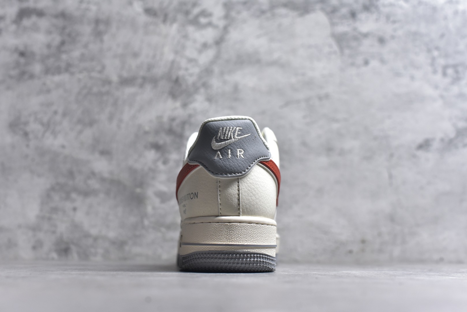 图片[5]-#海外限量发售！公司级NIke Air Force 1 \’07 Low “LV联名-米灰红拼接”空军一号 低帮 运动鞋 休闲鞋 折边针车 工艺难度大 原楦头原纸板 原装鞋盒 定制五金配件 内置全掌气垫 原厂鞋底 货号：JP8028-070 尺码：36 36.5 37.5 38 38.5 39 40 40.5 41 42 42.5 43 44 44.5 45-选品中心