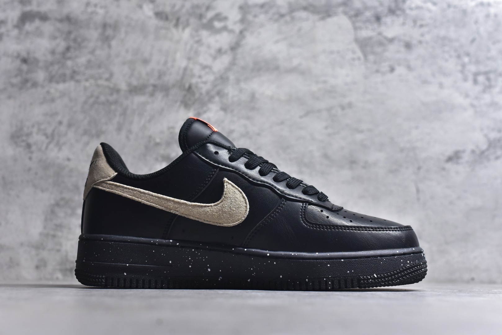 图片[3]-#海外限量发售！公司级NIke Air Force 1 \’07 Low “LV联名–墨黑星点” 空军一号低帮 运动鞋 休闲鞋 折边针车 工艺难度大 原楦头原纸板 高端定制鞋盒 原厂鞋底 超高清洁度 细节完美 货号：NH0601-586 尺码：36 36.5 37.5 38 38.5 39 40 40.5 41 42 42.5 43 44 44.5 45-选品中心