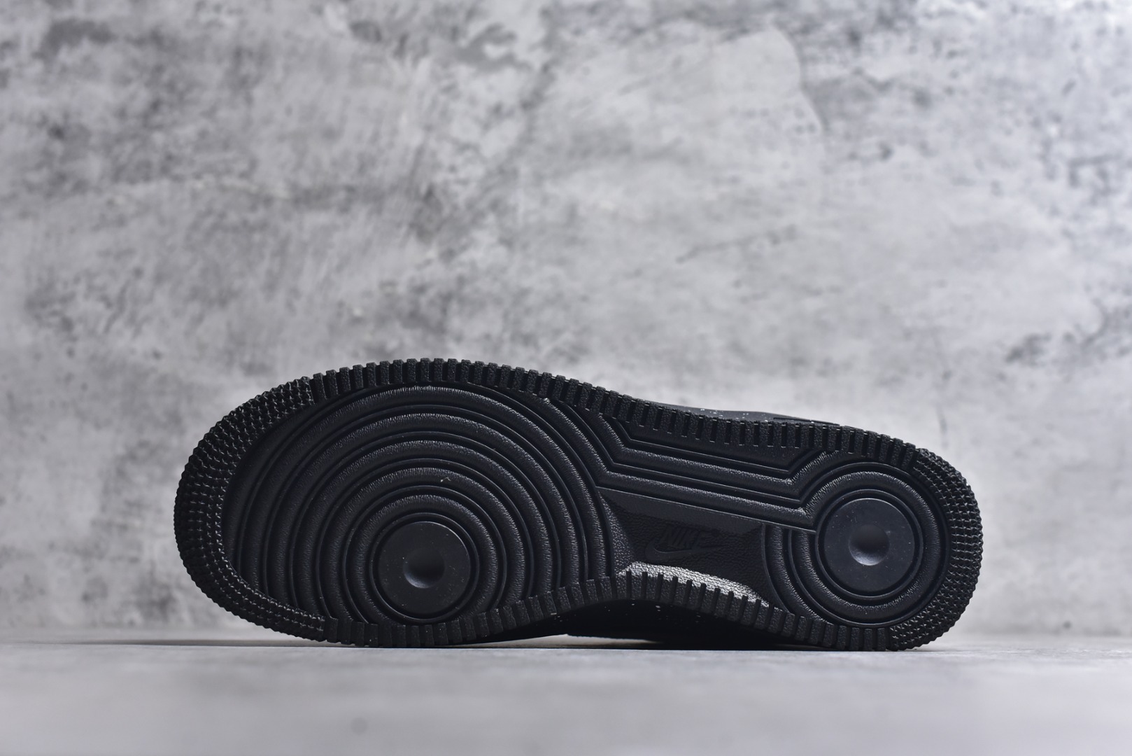 图片[6]-#海外限量发售！公司级NIke Air Force 1 \’07 Low “LV联名–墨黑星点” 空军一号低帮 运动鞋 休闲鞋 折边针车 工艺难度大 原楦头原纸板 高端定制鞋盒 原厂鞋底 超高清洁度 细节完美 货号：NH0601-586 尺码：36 36.5 37.5 38 38.5 39 40 40.5 41 42 42.5 43 44 44.5 45-选品中心