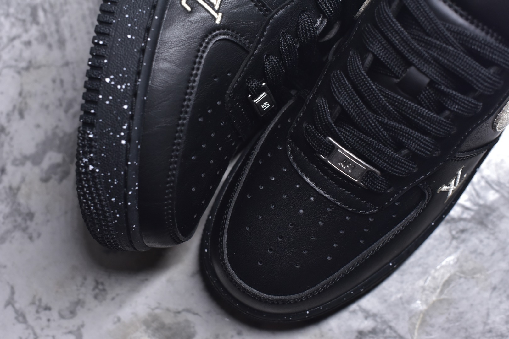 图片[8]-#海外限量发售！公司级NIke Air Force 1 \’07 Low “LV联名–墨黑星点” 空军一号低帮 运动鞋 休闲鞋 折边针车 工艺难度大 原楦头原纸板 高端定制鞋盒 原厂鞋底 超高清洁度 细节完美 货号：NH0601-586 尺码：36 36.5 37.5 38 38.5 39 40 40.5 41 42 42.5 43 44 44.5 45-选品中心