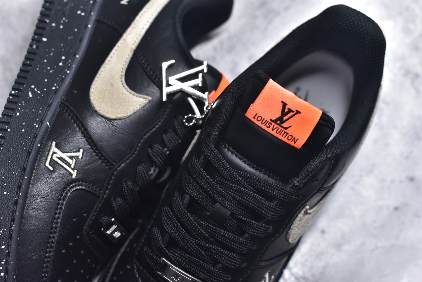 图片[9]-#海外限量发售！公司级NIke Air Force 1 \’07 Low “LV联名–墨黑星点” 空军一号低帮 运动鞋 休闲鞋 折边针车 工艺难度大 原楦头原纸板 高端定制鞋盒 原厂鞋底 超高清洁度 细节完美 货号：NH0601-586 尺码：36 36.5 37.5 38 38.5 39 40 40.5 41 42 42.5 43 44 44.5 45-选品中心