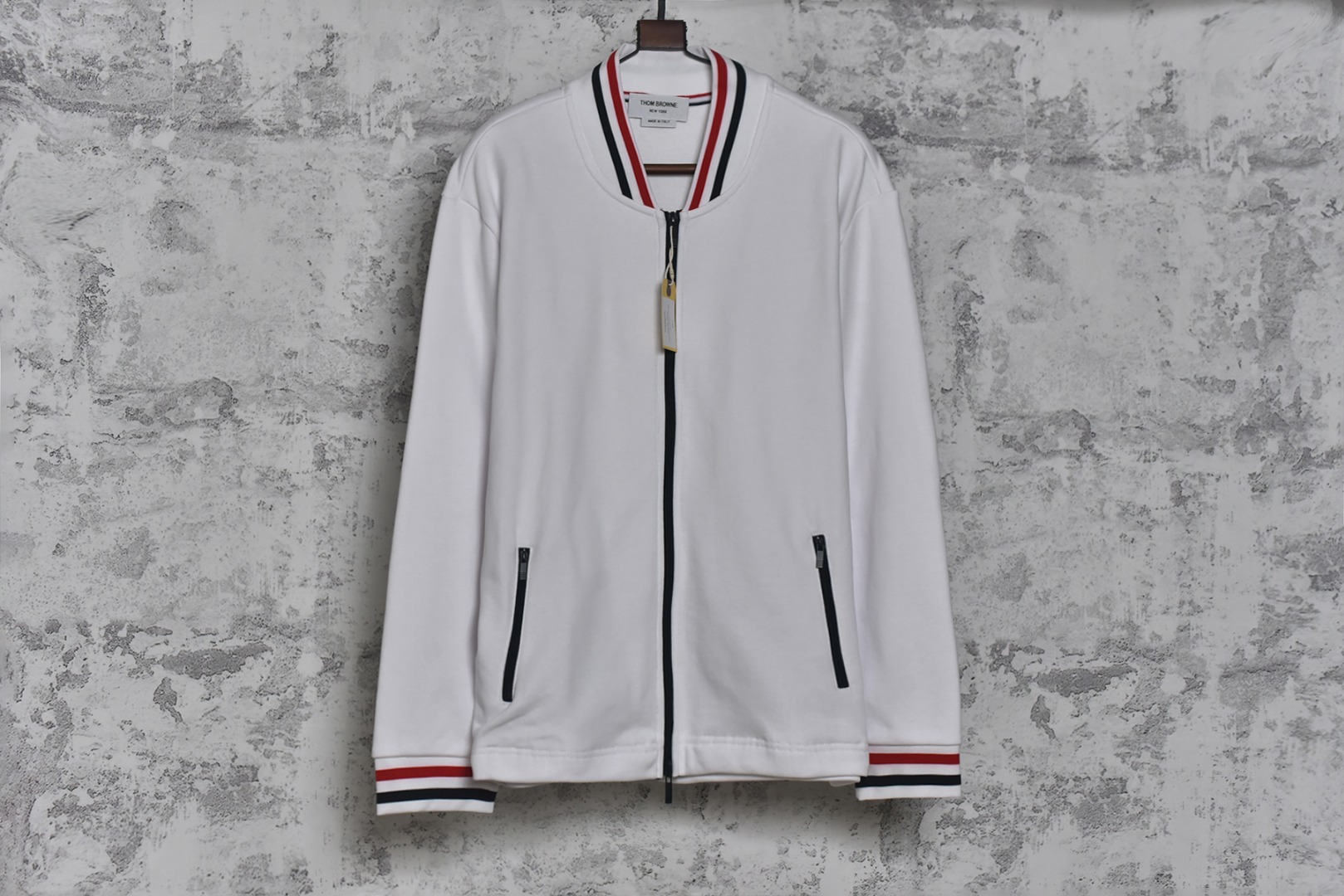 #Thom Browne F55缎带领口夹克外套 灵感源自八十年代复古，采用定制面料制作而成，面料经过同缸染色工艺处理，手感舒适柔软，既时尚又具有个性，无论男女都非常合适，无论是搭配休闲装还是正式场合，都超级百搭好看的一款，人手必备款，吊牌，领标，水洗麦，三标齐全 尺码：2 3 4-选品中心
