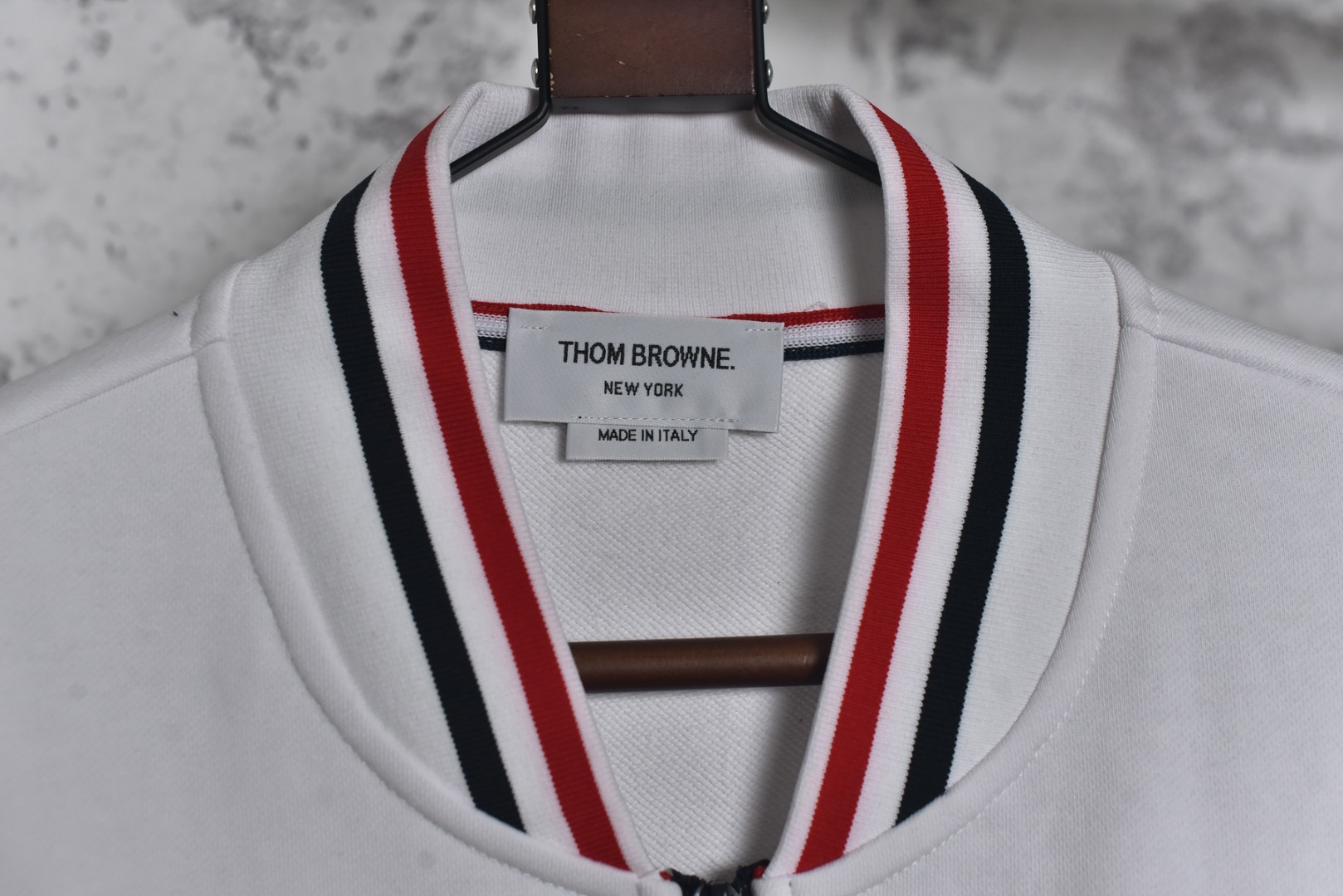 图片[5]-#Thom Browne F55缎带领口夹克外套 灵感源自八十年代复古，采用定制面料制作而成，面料经过同缸染色工艺处理，手感舒适柔软，既时尚又具有个性，无论男女都非常合适，无论是搭配休闲装还是正式场合，都超级百搭好看的一款，人手必备款，吊牌，领标，水洗麦，三标齐全 尺码：2 3 4-选品中心