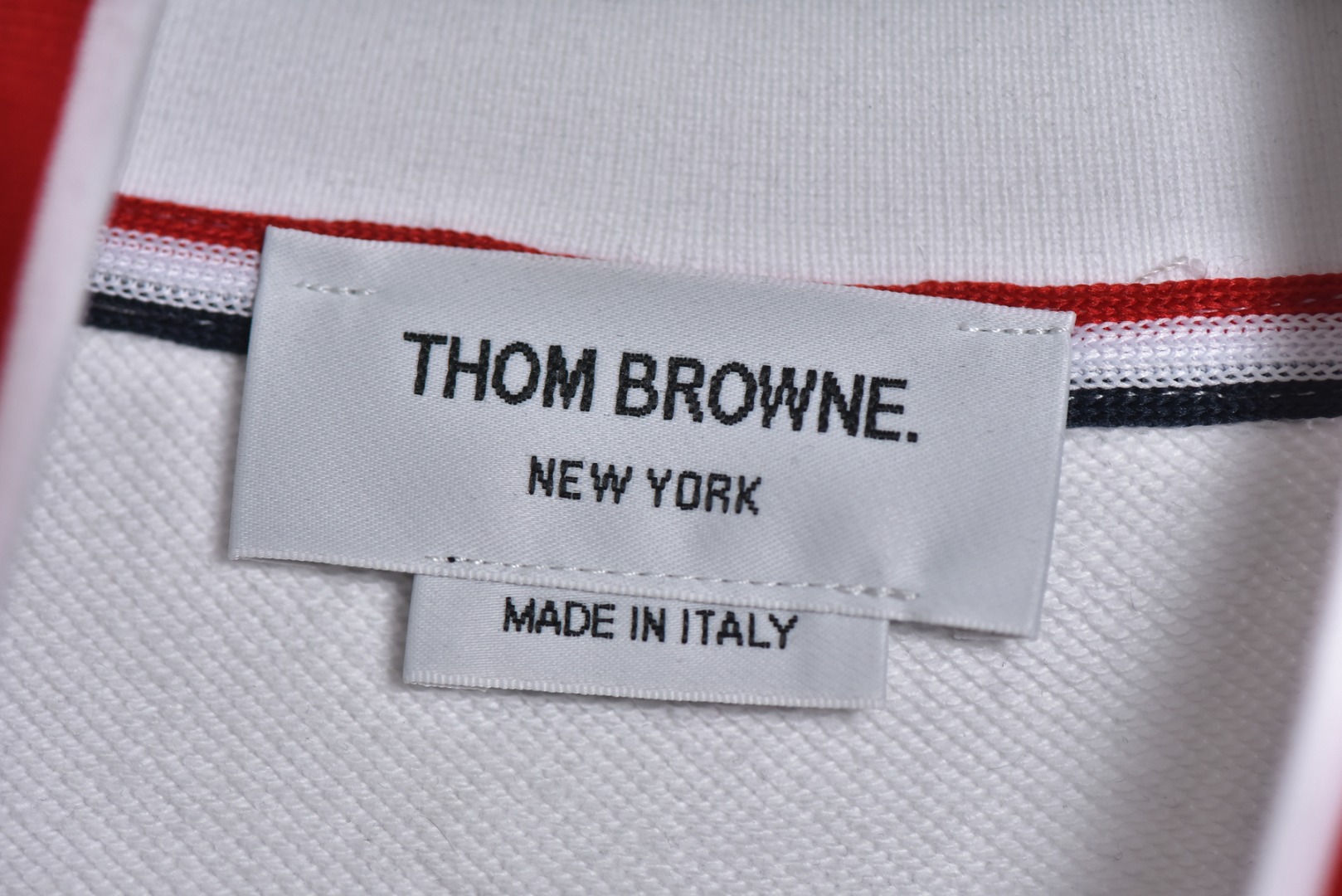 图片[4]-#Thom Browne F55缎带领口夹克外套 灵感源自八十年代复古，采用定制面料制作而成，面料经过同缸染色工艺处理，手感舒适柔软，既时尚又具有个性，无论男女都非常合适，无论是搭配休闲装还是正式场合，都超级百搭好看的一款，人手必备款，吊牌，领标，水洗麦，三标齐全 尺码：2 3 4-选品中心
