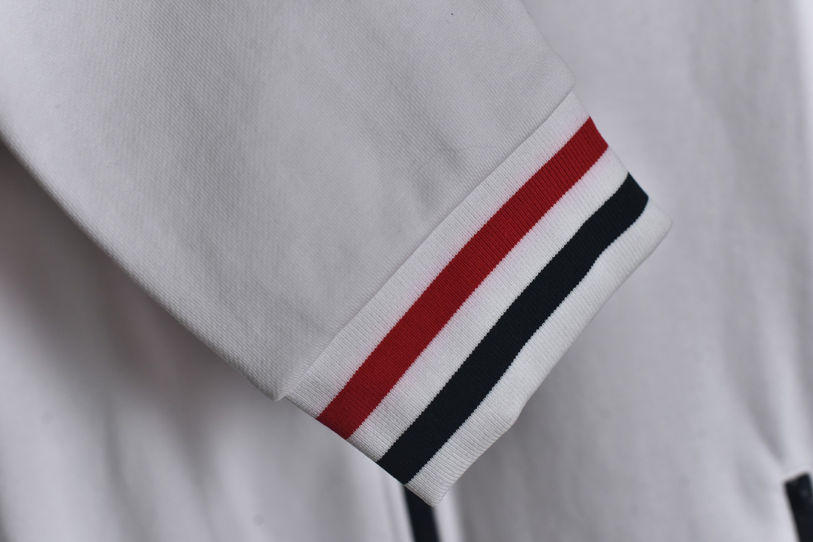 图片[3]-#Thom Browne F55缎带领口夹克外套 灵感源自八十年代复古，采用定制面料制作而成，面料经过同缸染色工艺处理，手感舒适柔软，既时尚又具有个性，无论男女都非常合适，无论是搭配休闲装还是正式场合，都超级百搭好看的一款，人手必备款，吊牌，领标，水洗麦，三标齐全 尺码：2 3 4-选品中心