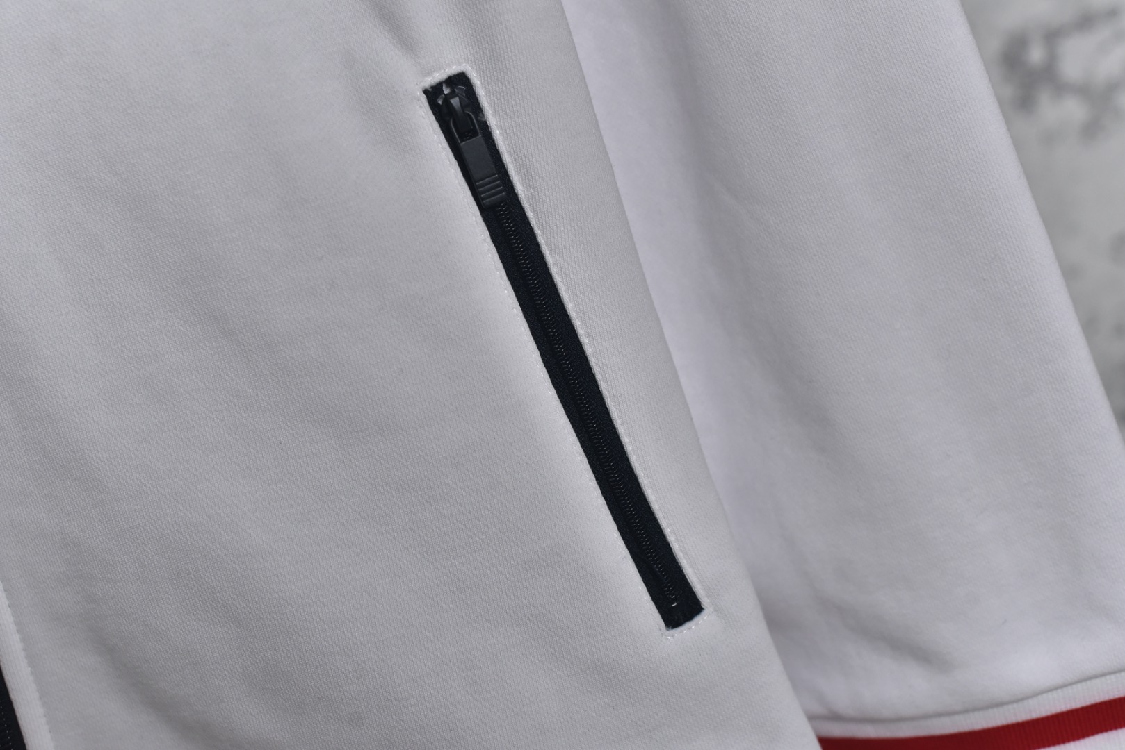 图片[6]-#Thom Browne F55缎带领口夹克外套 灵感源自八十年代复古，采用定制面料制作而成，面料经过同缸染色工艺处理，手感舒适柔软，既时尚又具有个性，无论男女都非常合适，无论是搭配休闲装还是正式场合，都超级百搭好看的一款，人手必备款，吊牌，领标，水洗麦，三标齐全 尺码：2 3 4-选品中心