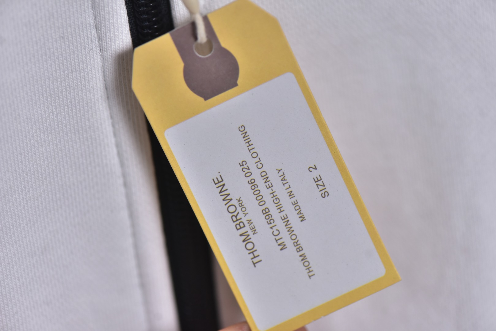 图片[7]-#Thom Browne F55缎带领口夹克外套 灵感源自八十年代复古，采用定制面料制作而成，面料经过同缸染色工艺处理，手感舒适柔软，既时尚又具有个性，无论男女都非常合适，无论是搭配休闲装还是正式场合，都超级百搭好看的一款，人手必备款，吊牌，领标，水洗麦，三标齐全 尺码：2 3 4-选品中心