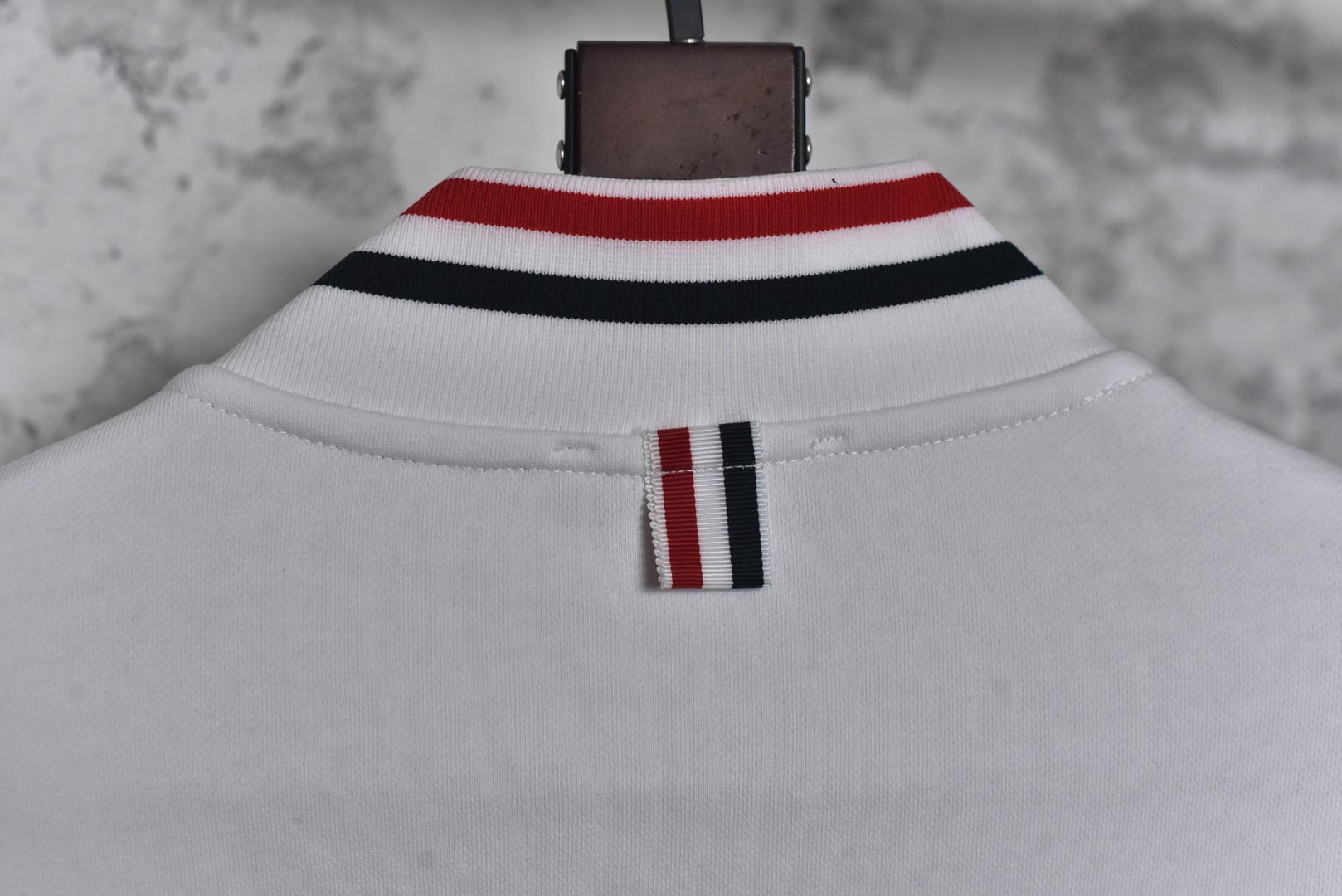 图片[9]-#Thom Browne F55缎带领口夹克外套 灵感源自八十年代复古，采用定制面料制作而成，面料经过同缸染色工艺处理，手感舒适柔软，既时尚又具有个性，无论男女都非常合适，无论是搭配休闲装还是正式场合，都超级百搭好看的一款，人手必备款，吊牌，领标，水洗麦，三标齐全 尺码：2 3 4-选品中心