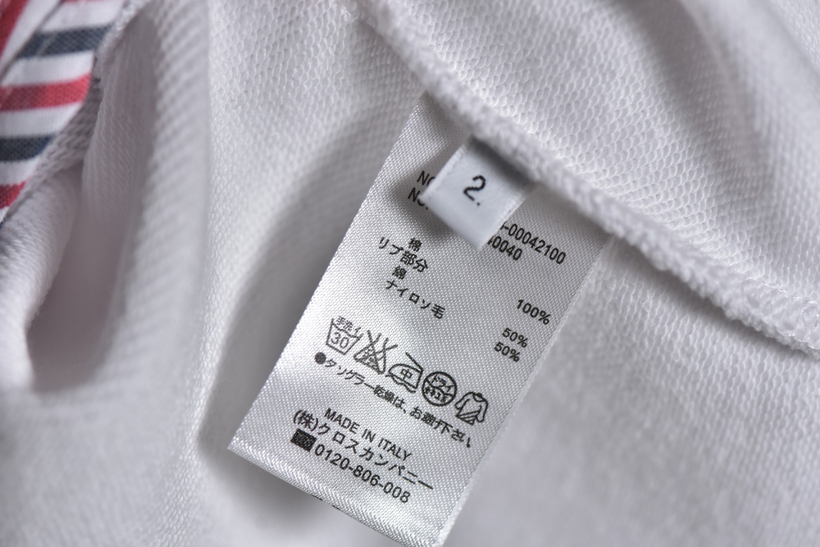 图片[8]-#Thom Browne F55缎带领口夹克外套 灵感源自八十年代复古，采用定制面料制作而成，面料经过同缸染色工艺处理，手感舒适柔软，既时尚又具有个性，无论男女都非常合适，无论是搭配休闲装还是正式场合，都超级百搭好看的一款，人手必备款，吊牌，领标，水洗麦，三标齐全 尺码：2 3 4-选品中心