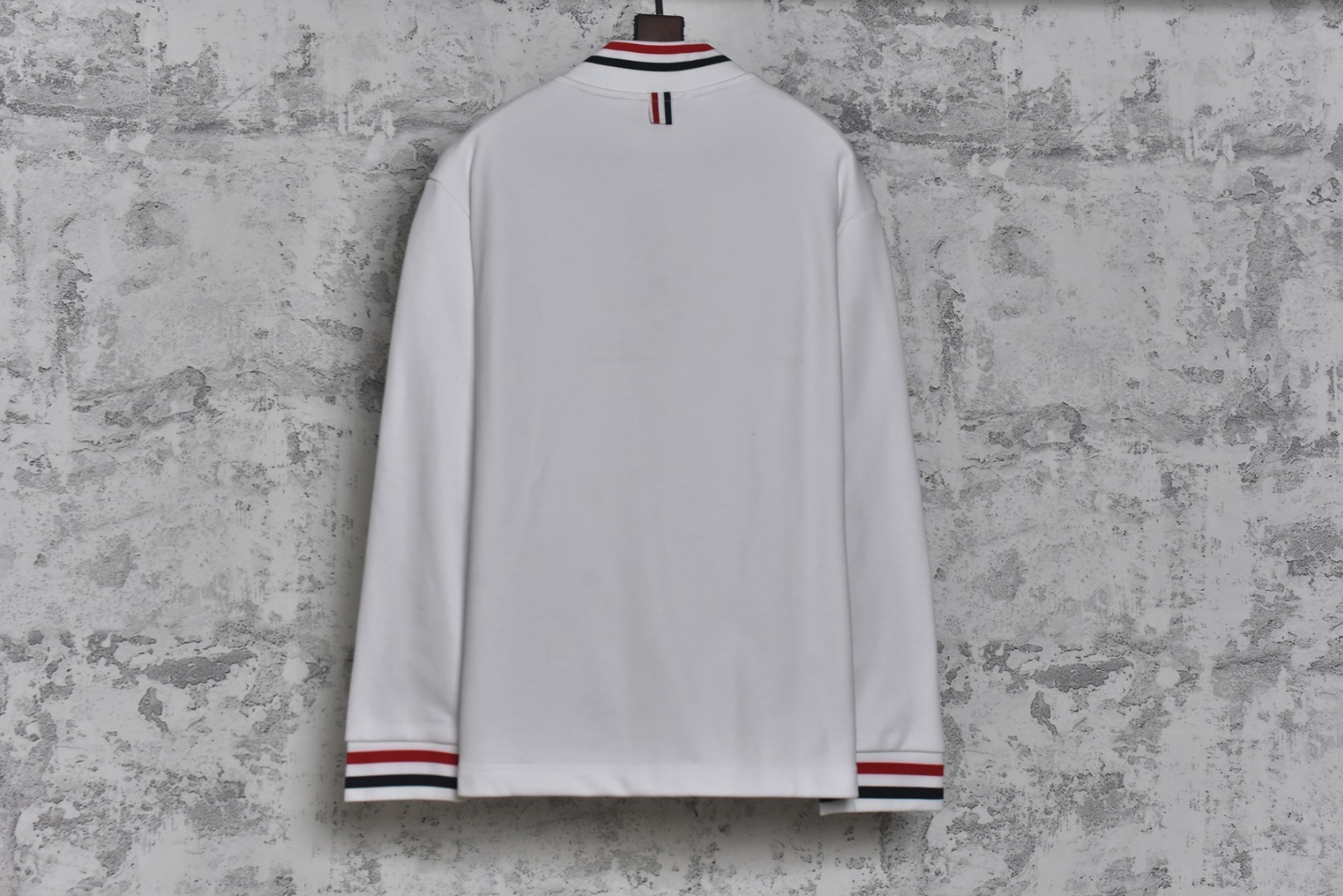 图片[2]-#Thom Browne F55缎带领口夹克外套 灵感源自八十年代复古，采用定制面料制作而成，面料经过同缸染色工艺处理，手感舒适柔软，既时尚又具有个性，无论男女都非常合适，无论是搭配休闲装还是正式场合，都超级百搭好看的一款，人手必备款，吊牌，领标，水洗麦，三标齐全 尺码：2 3 4-选品中心