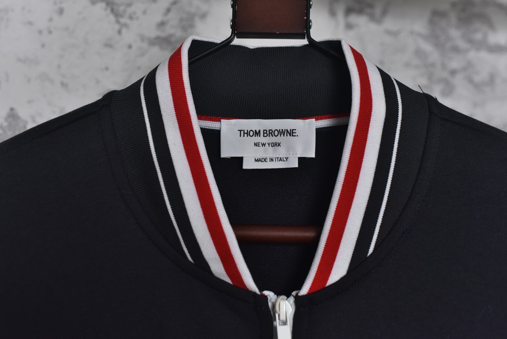 图片[5]-#Thom Browne F55缎带领口夹克外套 灵感源自八十年代复古，采用定制面料制作而成，面料经过同缸染色工艺处理，手感舒适柔软，既时尚又具有个性，无论男女都非常合适，无论是搭配休闲装还是正式场合，都超级百搭好看的一款，人手必备款，吊牌，领标，水洗麦，三标齐全 尺码：2 3 4-选品中心