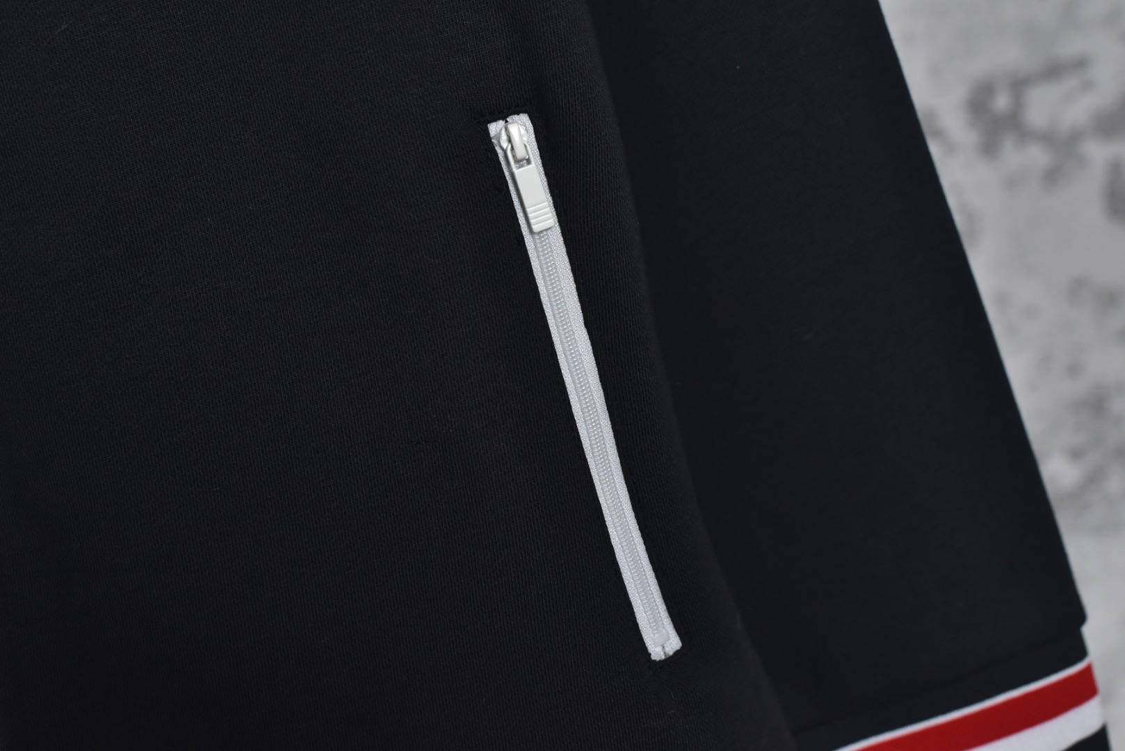 图片[6]-#Thom Browne F55缎带领口夹克外套 灵感源自八十年代复古，采用定制面料制作而成，面料经过同缸染色工艺处理，手感舒适柔软，既时尚又具有个性，无论男女都非常合适，无论是搭配休闲装还是正式场合，都超级百搭好看的一款，人手必备款，吊牌，领标，水洗麦，三标齐全 尺码：2 3 4-选品中心