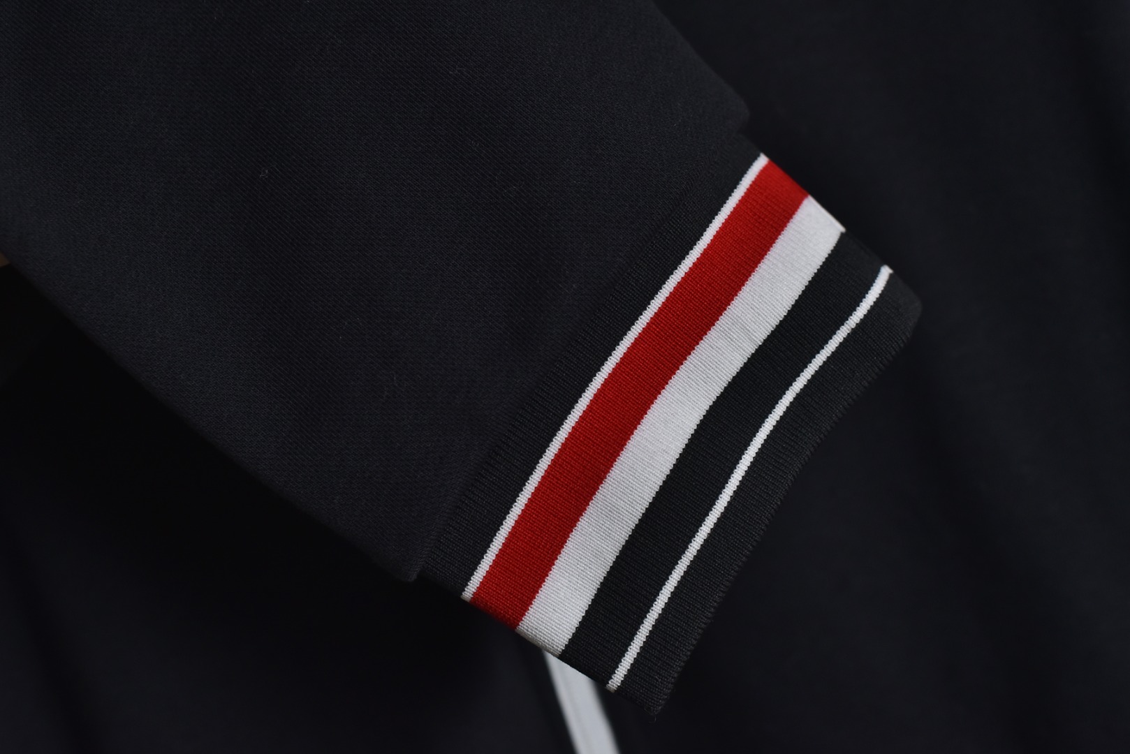 图片[4]-#Thom Browne F55缎带领口夹克外套 灵感源自八十年代复古，采用定制面料制作而成，面料经过同缸染色工艺处理，手感舒适柔软，既时尚又具有个性，无论男女都非常合适，无论是搭配休闲装还是正式场合，都超级百搭好看的一款，人手必备款，吊牌，领标，水洗麦，三标齐全 尺码：2 3 4-选品中心