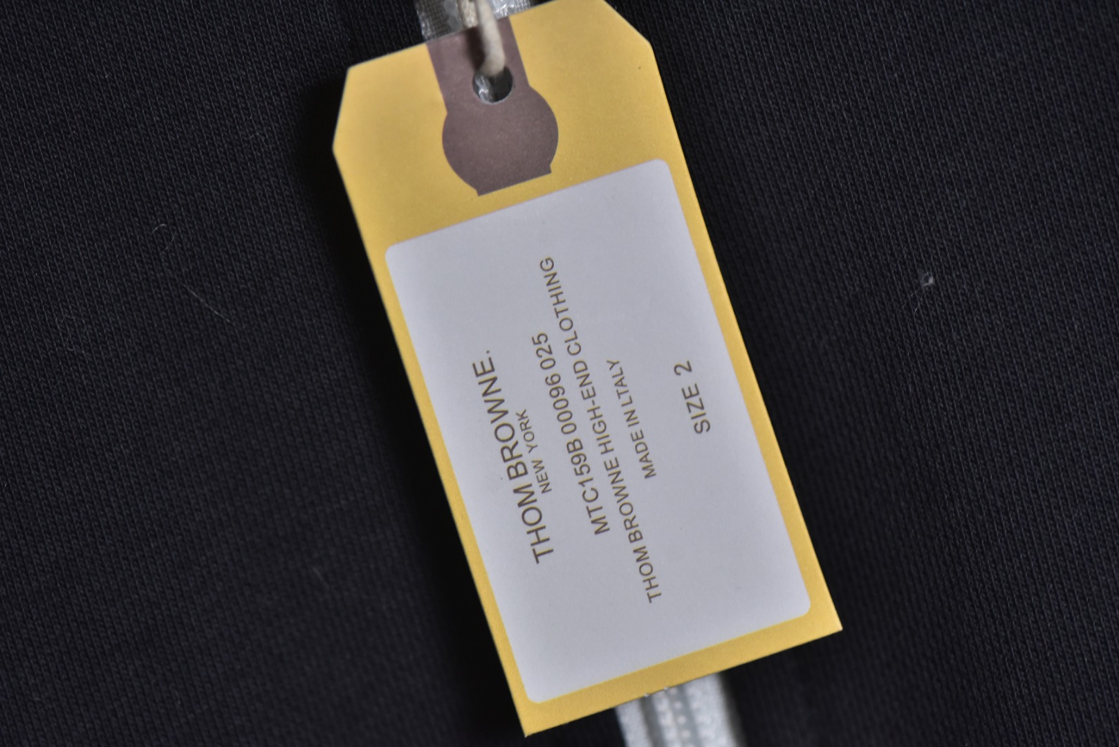 图片[7]-#Thom Browne F55缎带领口夹克外套 灵感源自八十年代复古，采用定制面料制作而成，面料经过同缸染色工艺处理，手感舒适柔软，既时尚又具有个性，无论男女都非常合适，无论是搭配休闲装还是正式场合，都超级百搭好看的一款，人手必备款，吊牌，领标，水洗麦，三标齐全 尺码：2 3 4-选品中心