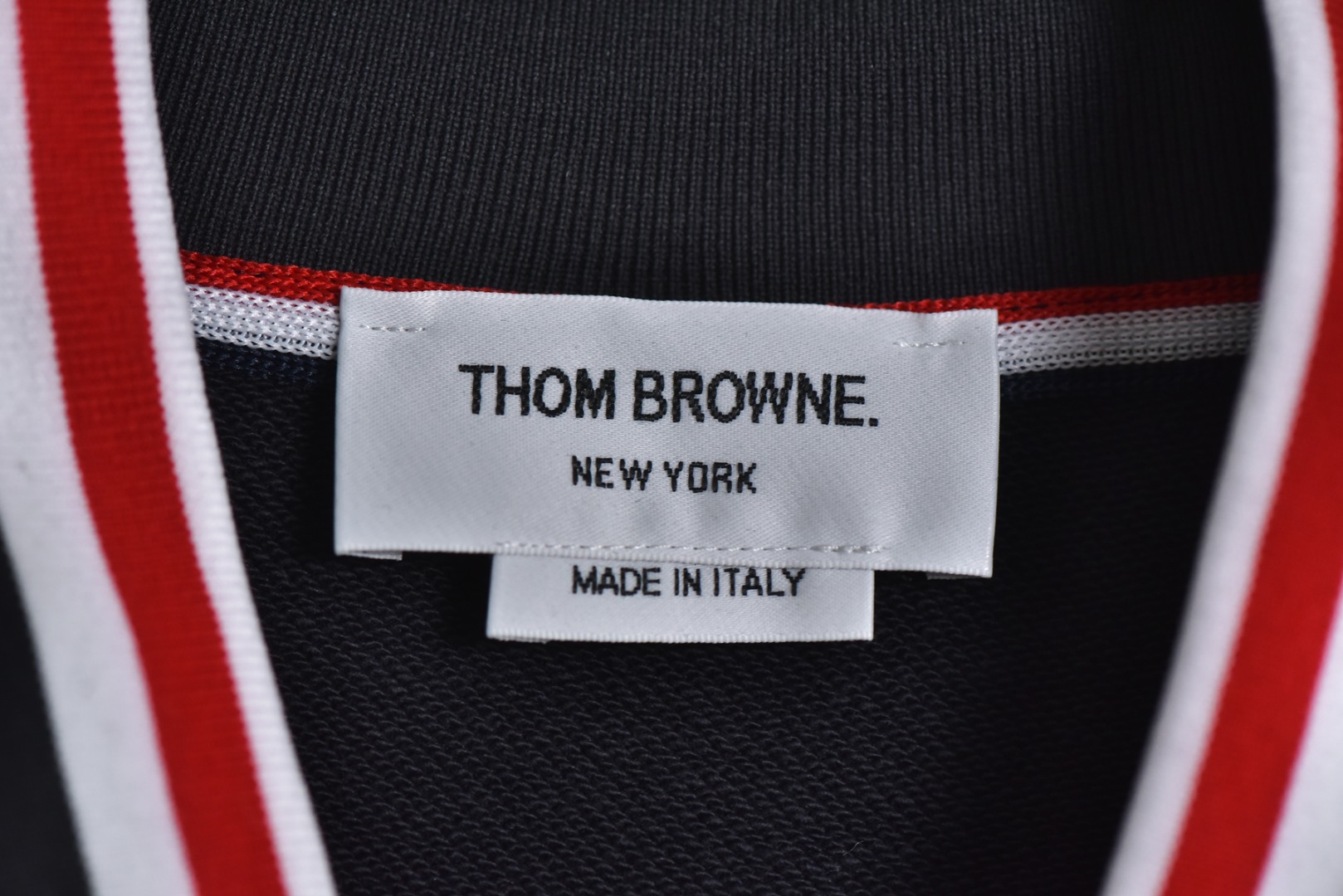 图片[3]-#Thom Browne F55缎带领口夹克外套 灵感源自八十年代复古，采用定制面料制作而成，面料经过同缸染色工艺处理，手感舒适柔软，既时尚又具有个性，无论男女都非常合适，无论是搭配休闲装还是正式场合，都超级百搭好看的一款，人手必备款，吊牌，领标，水洗麦，三标齐全 尺码：2 3 4-选品中心