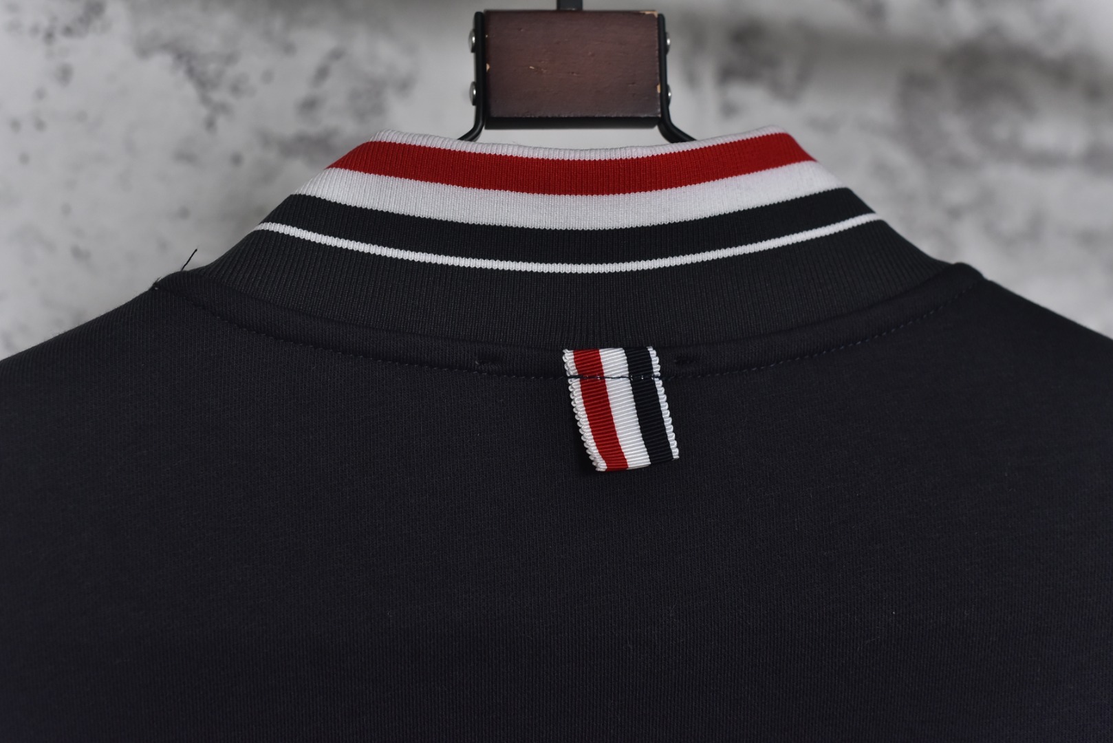 图片[9]-#Thom Browne F55缎带领口夹克外套 灵感源自八十年代复古，采用定制面料制作而成，面料经过同缸染色工艺处理，手感舒适柔软，既时尚又具有个性，无论男女都非常合适，无论是搭配休闲装还是正式场合，都超级百搭好看的一款，人手必备款，吊牌，领标，水洗麦，三标齐全 尺码：2 3 4-选品中心