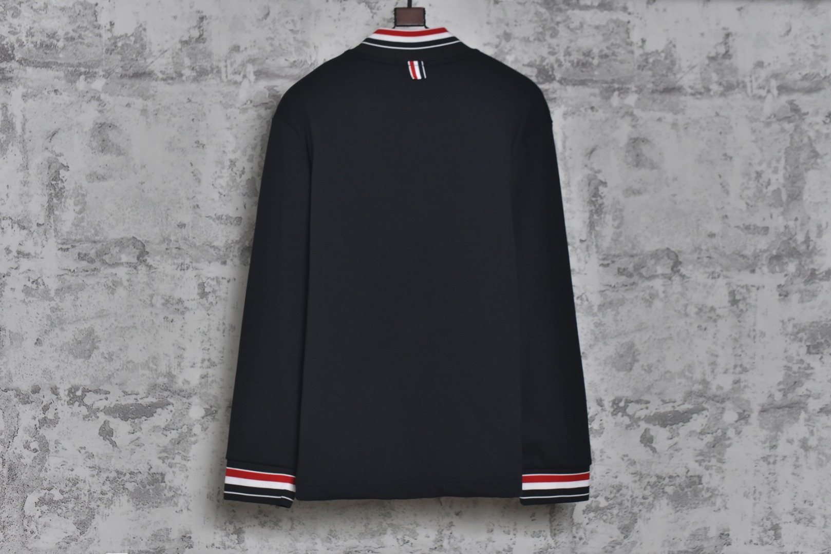 图片[2]-#Thom Browne F55缎带领口夹克外套 灵感源自八十年代复古，采用定制面料制作而成，面料经过同缸染色工艺处理，手感舒适柔软，既时尚又具有个性，无论男女都非常合适，无论是搭配休闲装还是正式场合，都超级百搭好看的一款，人手必备款，吊牌，领标，水洗麦，三标齐全 尺码：2 3 4-选品中心