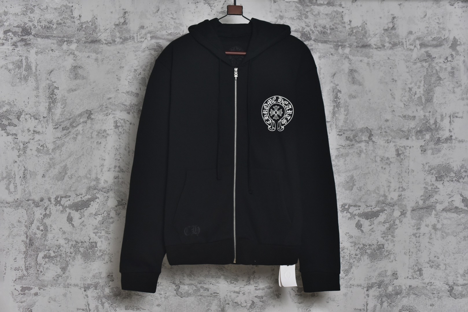 #Chrome Hearts/克罗心 夏威夷限定梵文印花连帽外套 购置原版开发，定织定染400g重磅全棉抓绒，手感丰盈，挺括有型，纺织密度高，垂感佳，不易变形，进口油墨印花，色泽持久，确保图案清晰锐利且经久耐用，定制镀银五金、专属辅料，做工精湛，车线工整，宽松版型设计，男女皆宜，无论是搭配运动裤、牛仔裤还是工装裤，都能轻松营造街头潮流感 尺码：S-L-选品中心