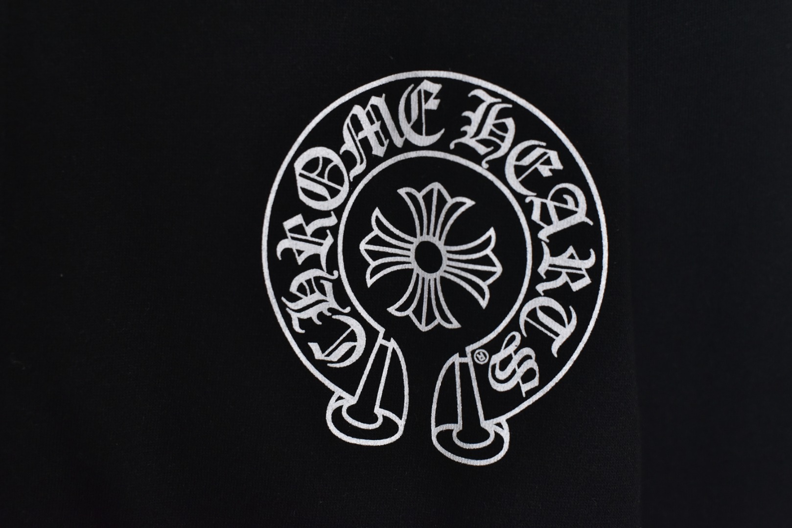 图片[3]-#Chrome Hearts/克罗心 夏威夷限定梵文印花连帽外套 购置原版开发，定织定染400g重磅全棉抓绒，手感丰盈，挺括有型，纺织密度高，垂感佳，不易变形，进口油墨印花，色泽持久，确保图案清晰锐利且经久耐用，定制镀银五金、专属辅料，做工精湛，车线工整，宽松版型设计，男女皆宜，无论是搭配运动裤、牛仔裤还是工装裤，都能轻松营造街头潮流感 尺码：S-L-选品中心