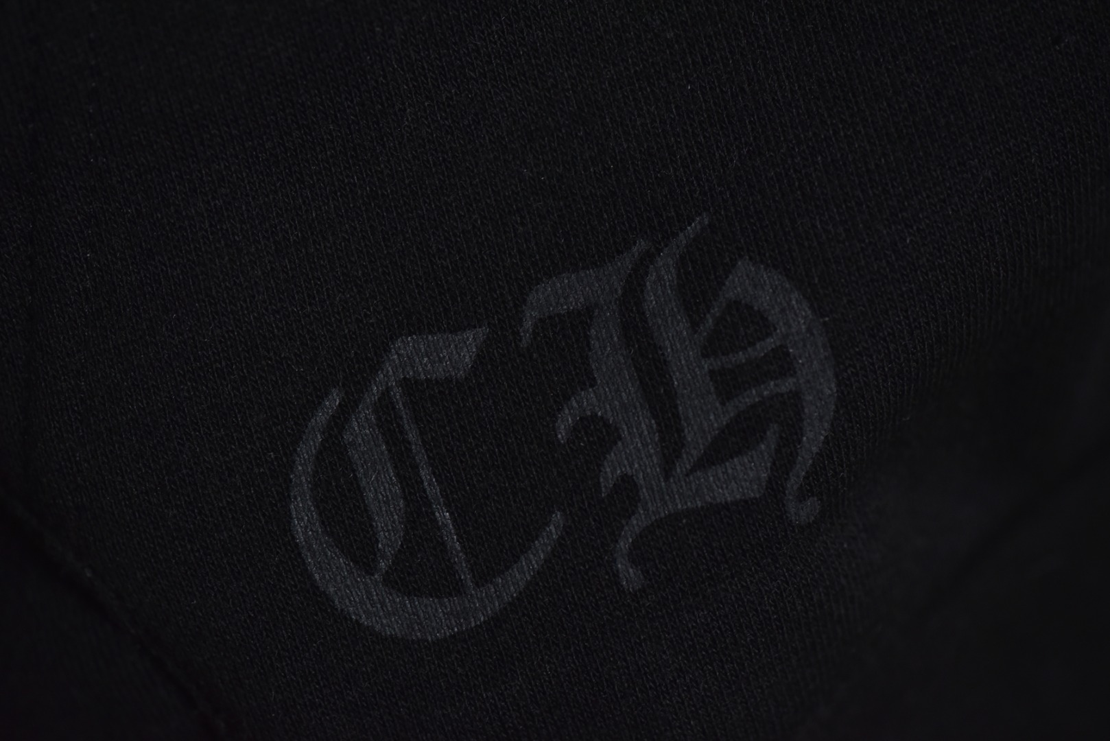 图片[5]-#Chrome Hearts/克罗心 夏威夷限定梵文印花连帽外套 购置原版开发，定织定染400g重磅全棉抓绒，手感丰盈，挺括有型，纺织密度高，垂感佳，不易变形，进口油墨印花，色泽持久，确保图案清晰锐利且经久耐用，定制镀银五金、专属辅料，做工精湛，车线工整，宽松版型设计，男女皆宜，无论是搭配运动裤、牛仔裤还是工装裤，都能轻松营造街头潮流感 尺码：S-L-选品中心