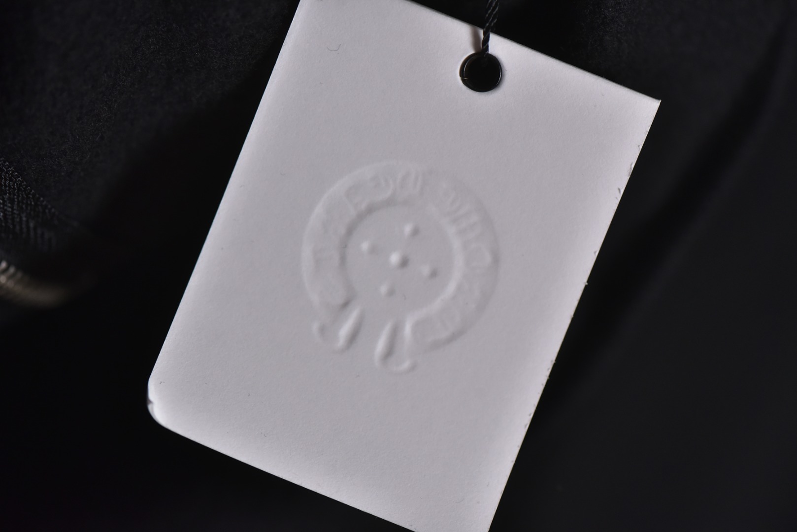 图片[7]-#Chrome Hearts/克罗心 夏威夷限定梵文印花连帽外套 购置原版开发，定织定染400g重磅全棉抓绒，手感丰盈，挺括有型，纺织密度高，垂感佳，不易变形，进口油墨印花，色泽持久，确保图案清晰锐利且经久耐用，定制镀银五金、专属辅料，做工精湛，车线工整，宽松版型设计，男女皆宜，无论是搭配运动裤、牛仔裤还是工装裤，都能轻松营造街头潮流感 尺码：S-L-选品中心